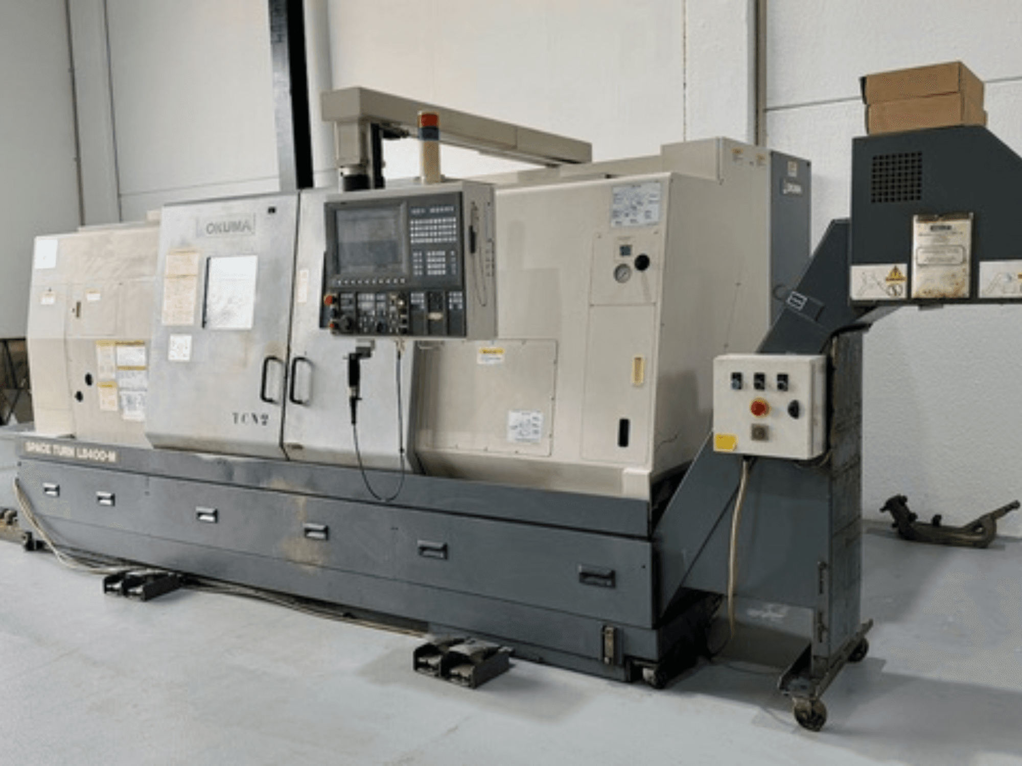 Torno Okuma Space Turn LB400-M, vista frontal com painel de controlo, com vários interruptores e especificações detalhadas.