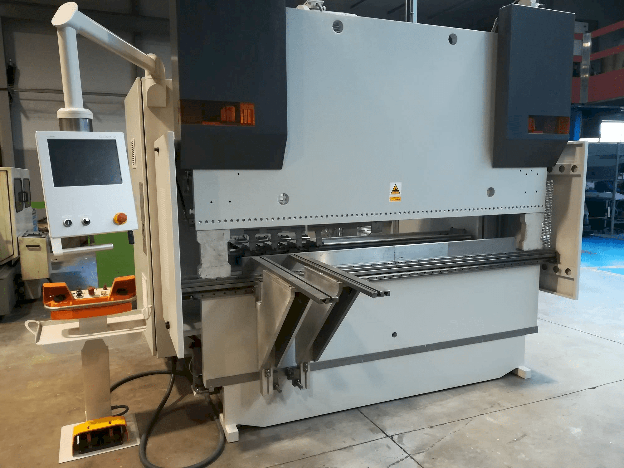 Vista Frontal da LVD LVD PPEB 80/25 CAD-CNC máquina