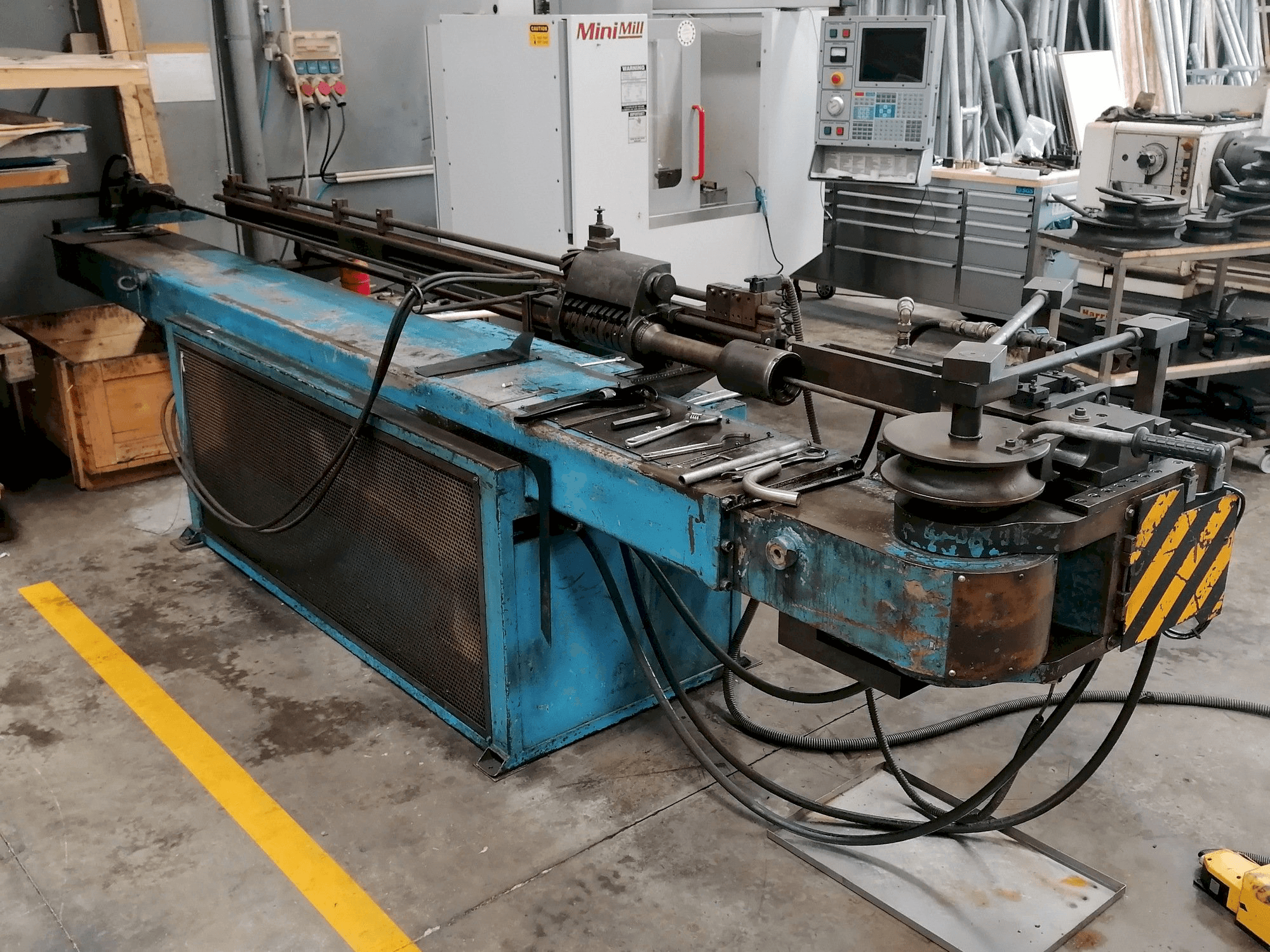 Vista Frontal da Amob CH69 máquina