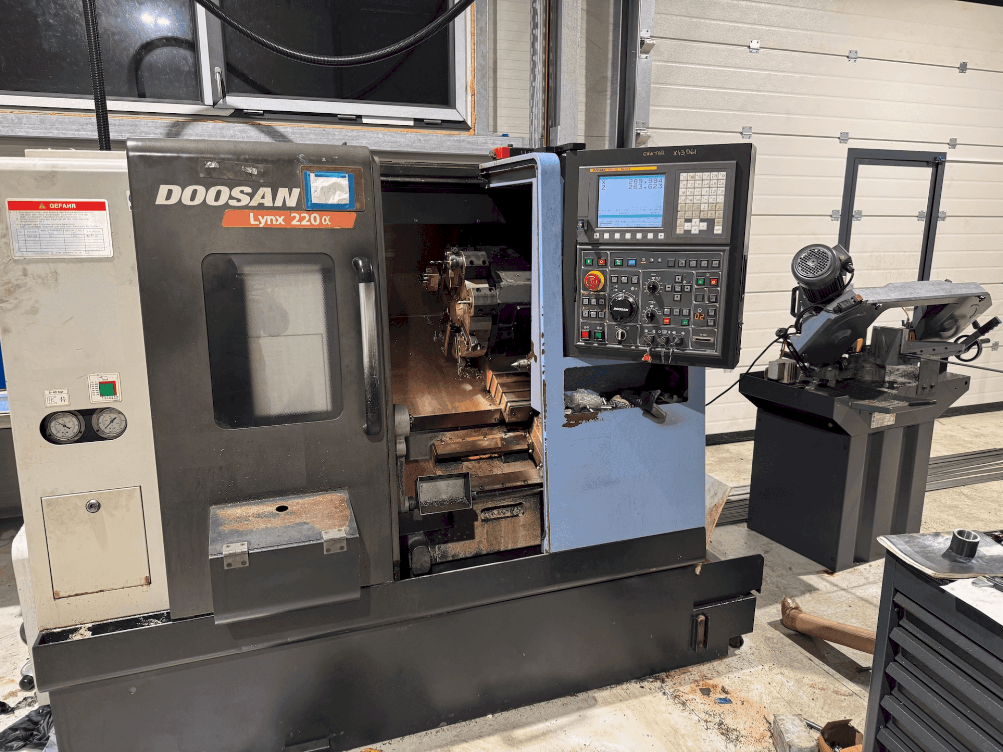 Vista Frontal da DOOSAN Lynx 220 Alpha máquina