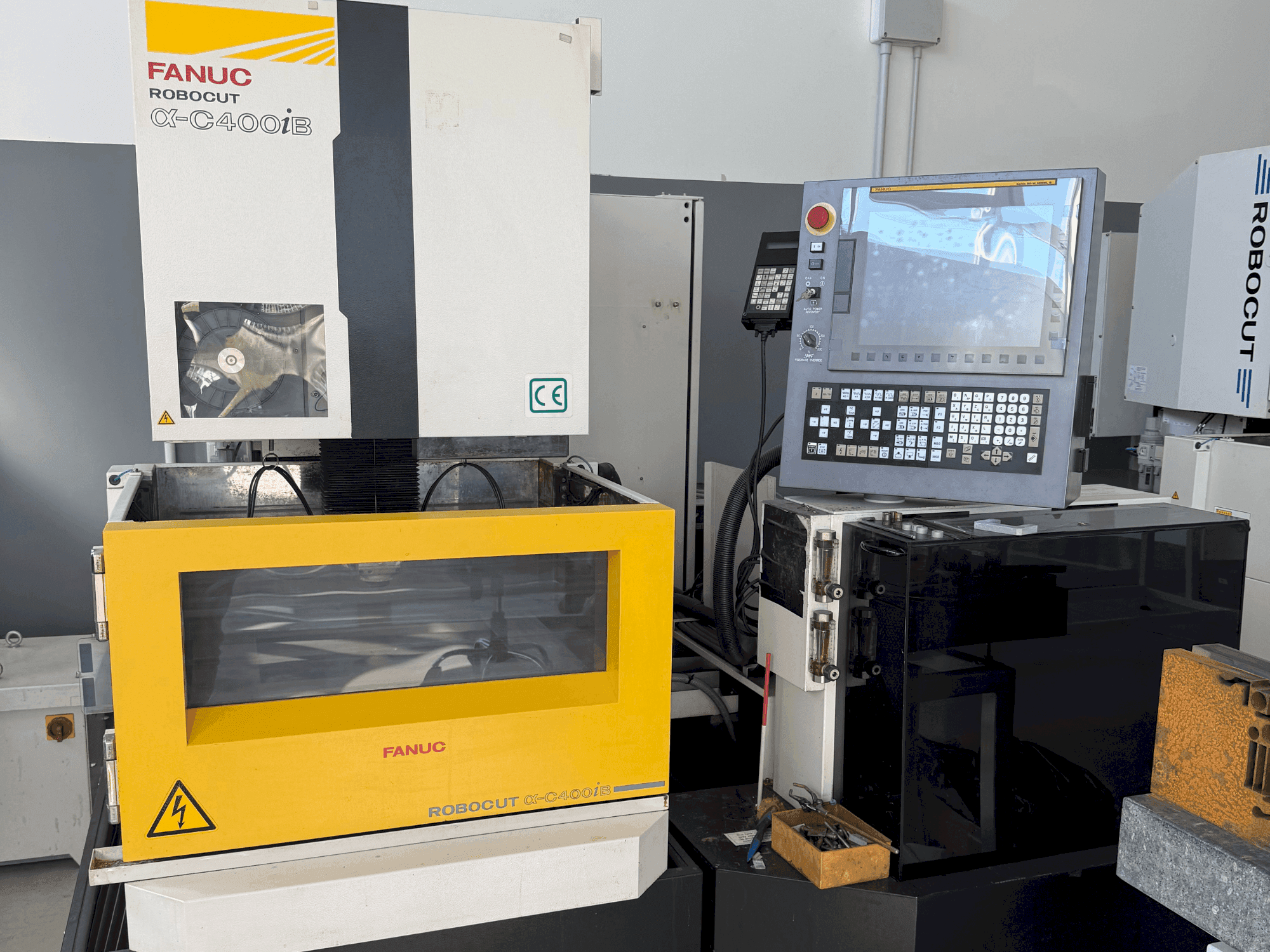 Vista Frontal da FANUC Robocut alpha-C400iB máquina
