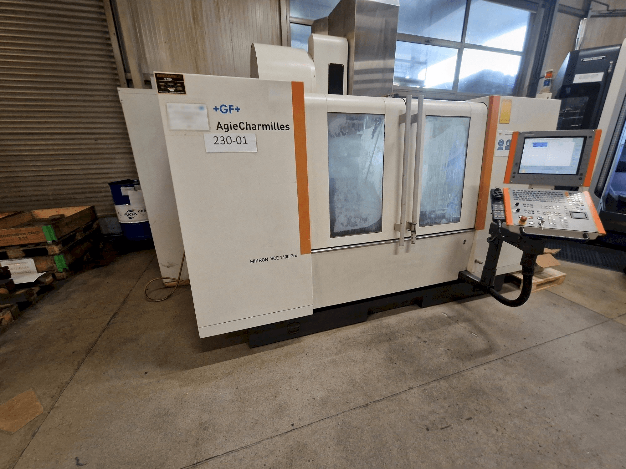 Vista Lateral Esquerda da AgieCharmilles MIKRON VCE 1400 PRO máquina