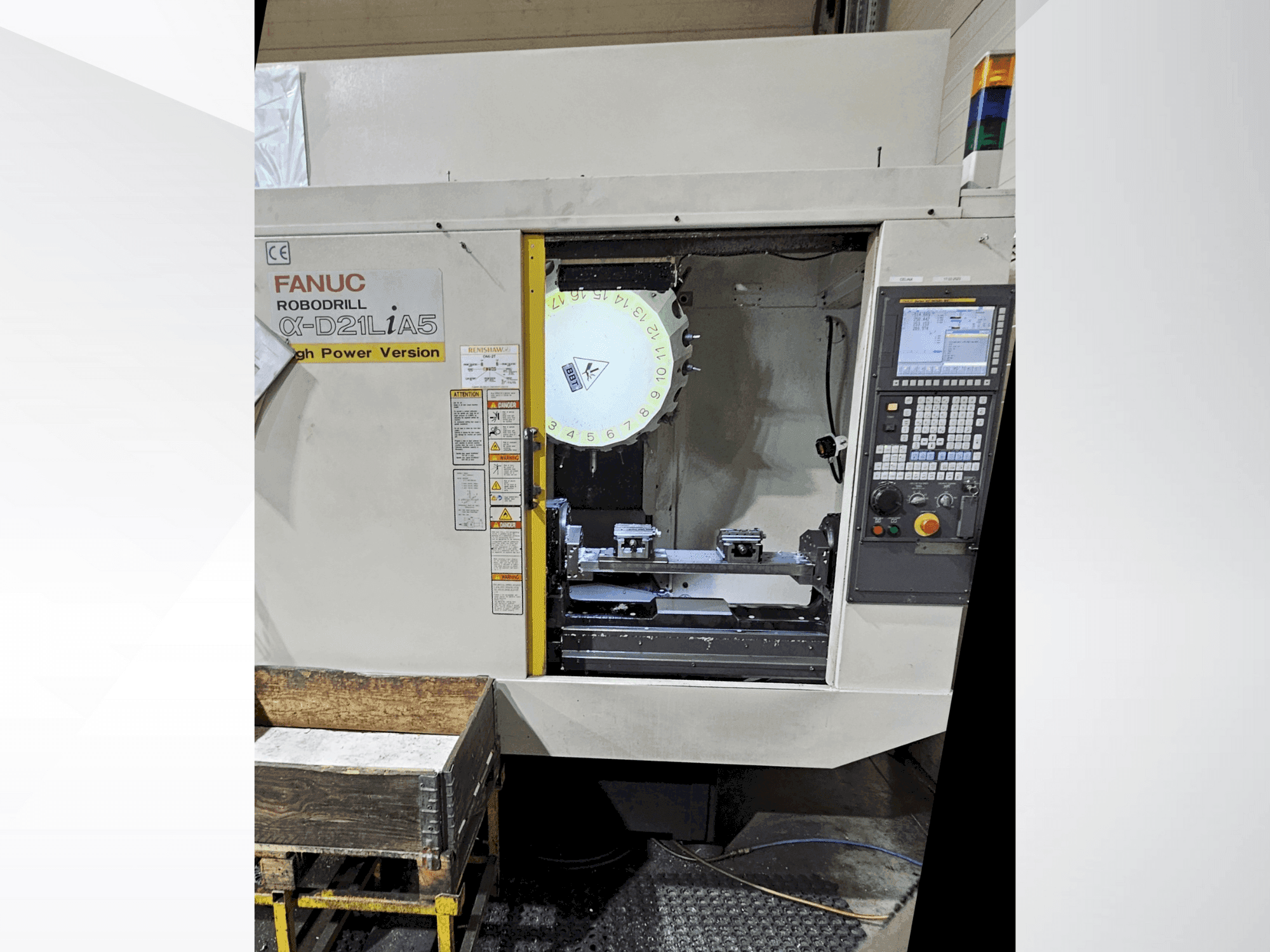 Vista Frontal da FANUC Robodrill α-D21L iA máquina