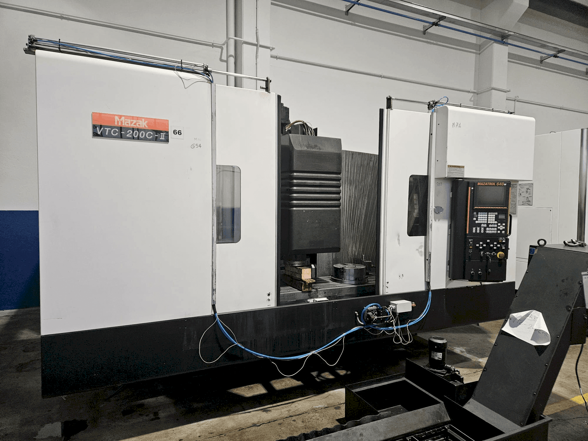 Vista Frontal da Mazak VTC 200 C II máquina