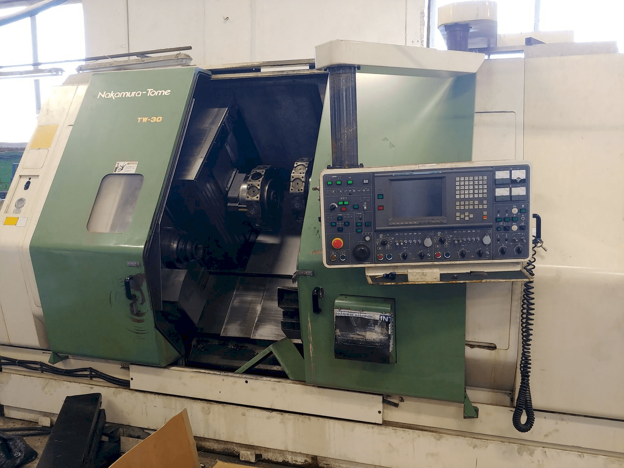 Vista Frontal da NAKAMURA-TOME TW-30 máquina