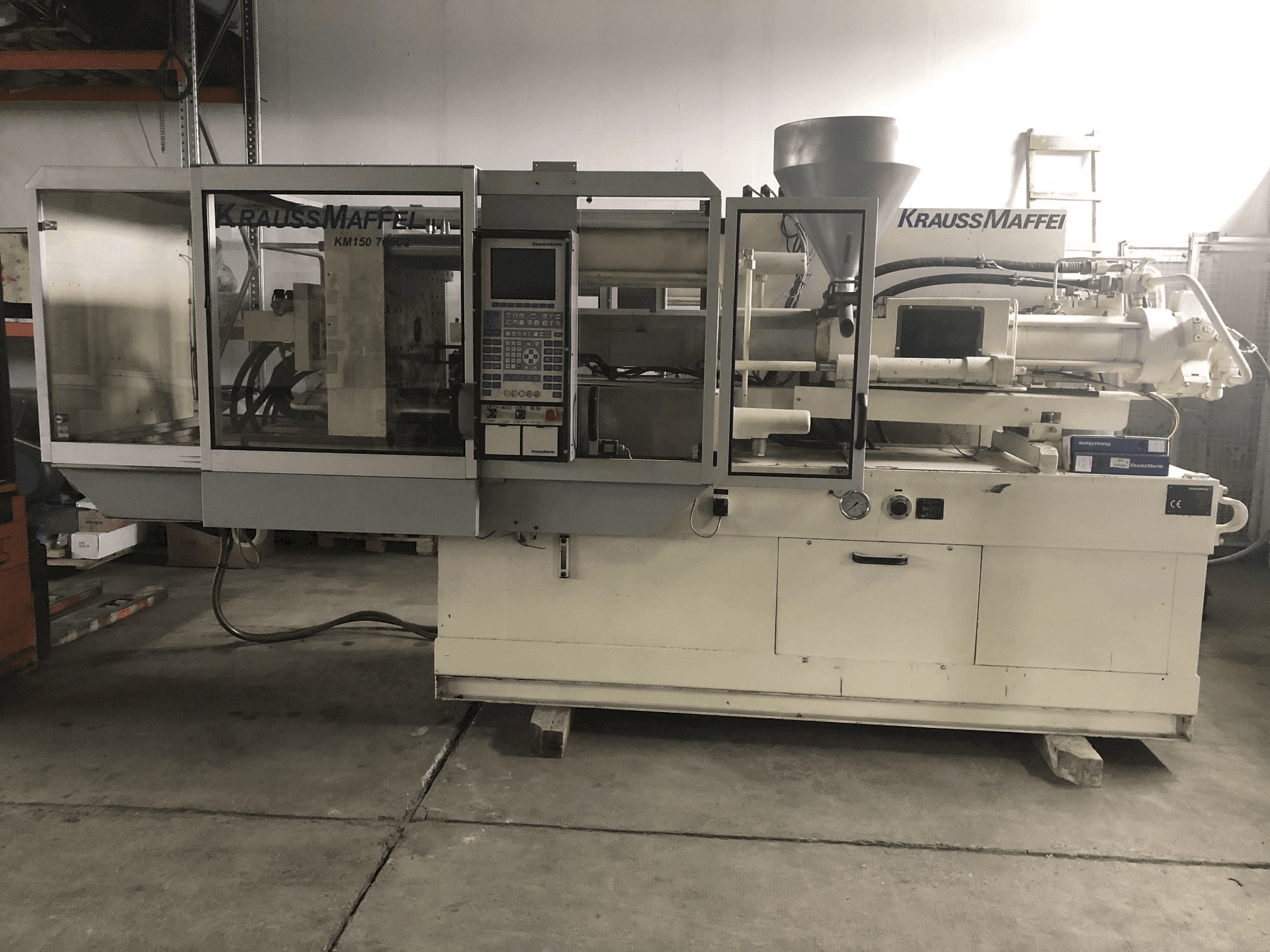 Vista Frontal da Krauss Maffei 150-700 C2 máquina