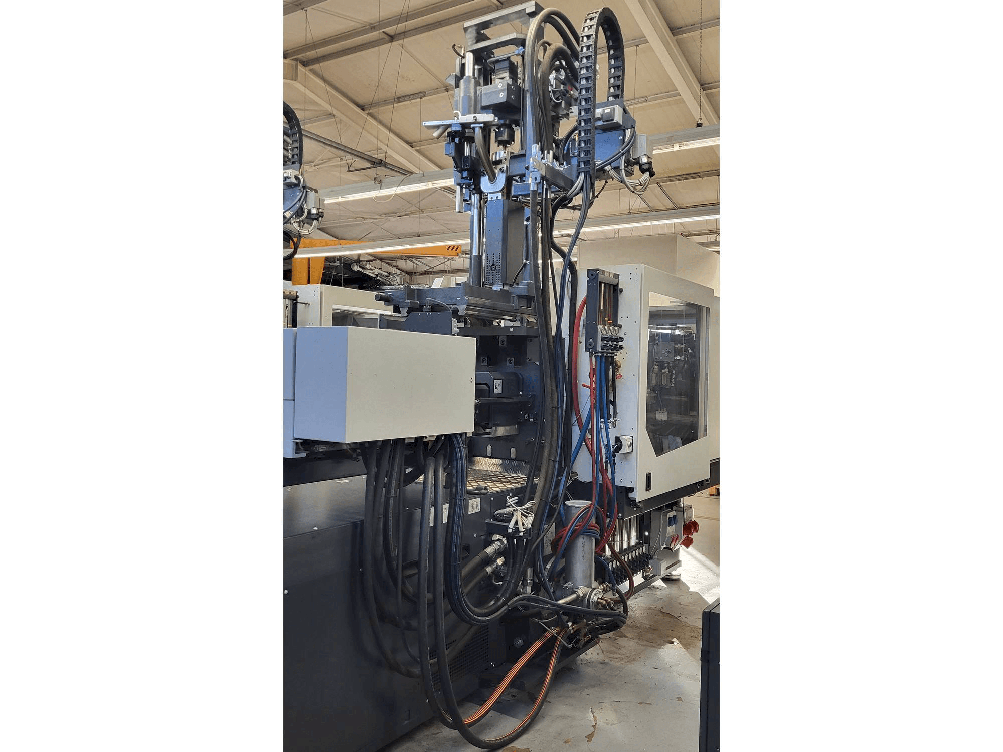 Vista Lateral Esquerda da Sumitomo SHI DEMAG Systec Multi 120/470-200h/80V máquina