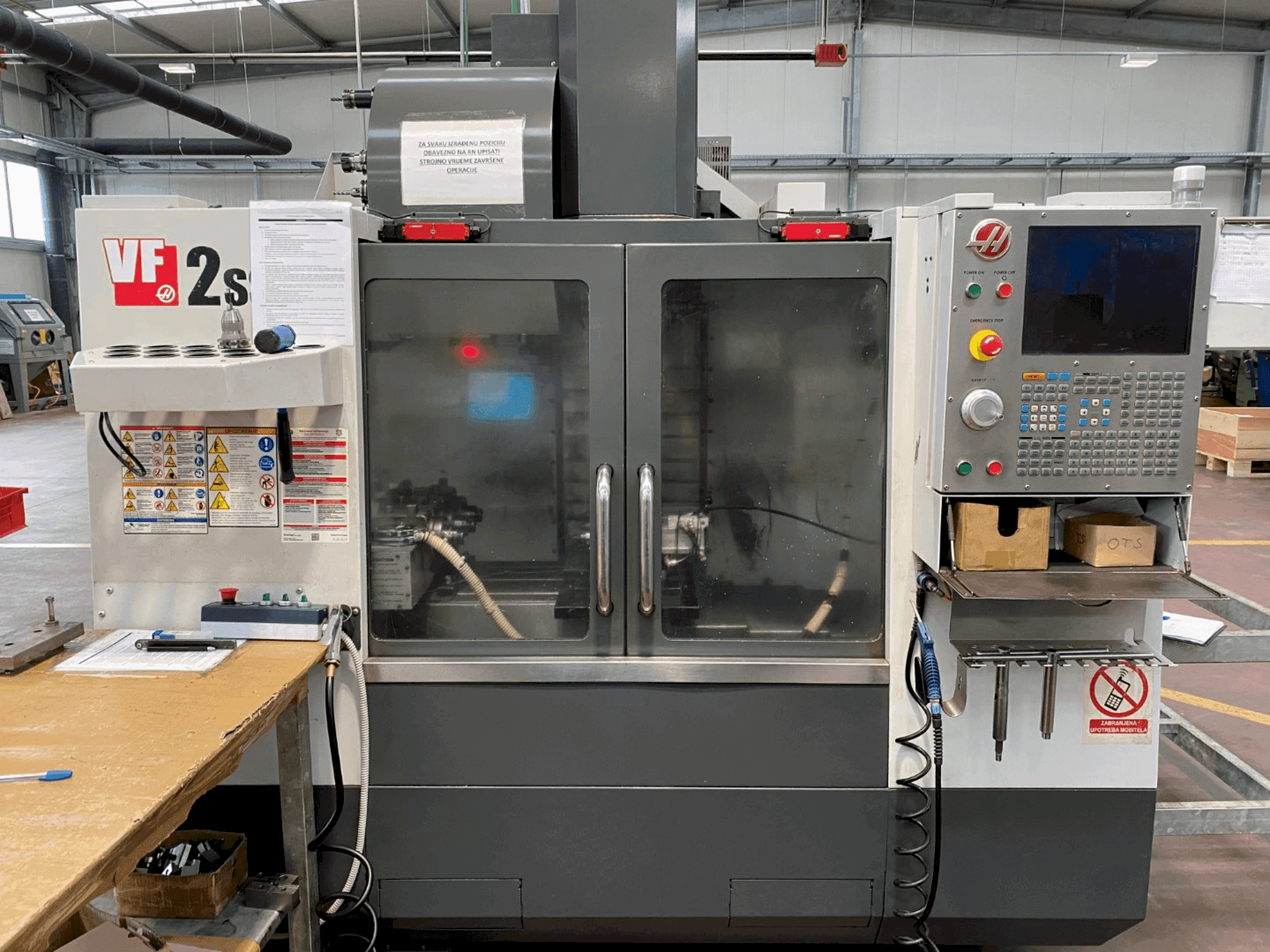 Vista Frontal da HAAS VF2SS (2014) máquina
