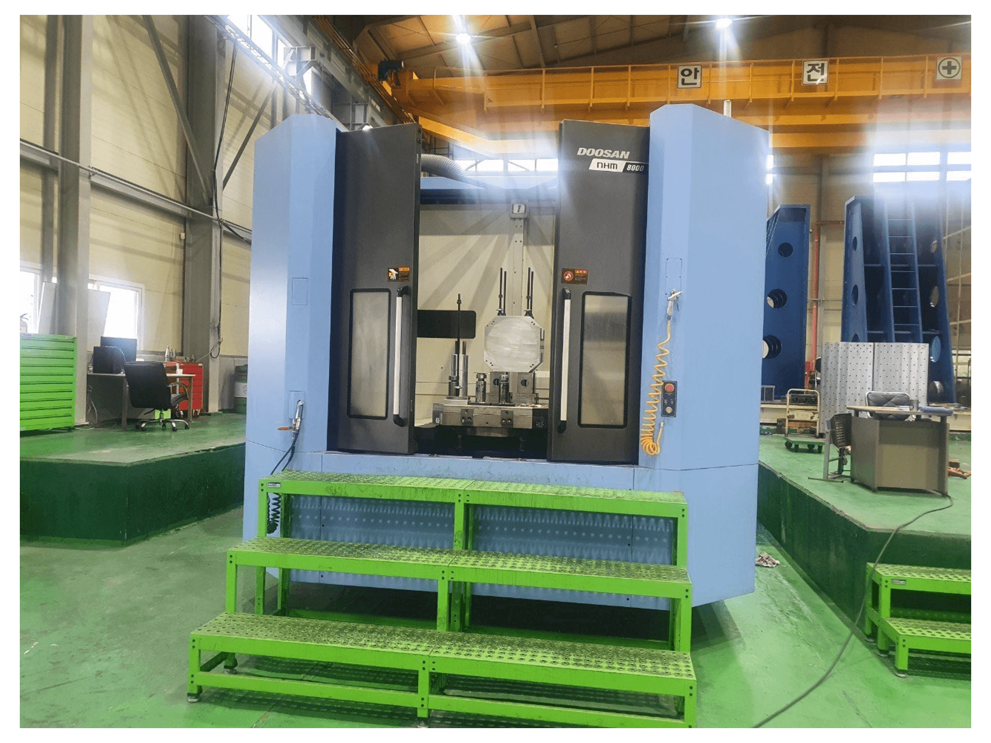 Vista Frontal da Doosan NHM8000 máquina