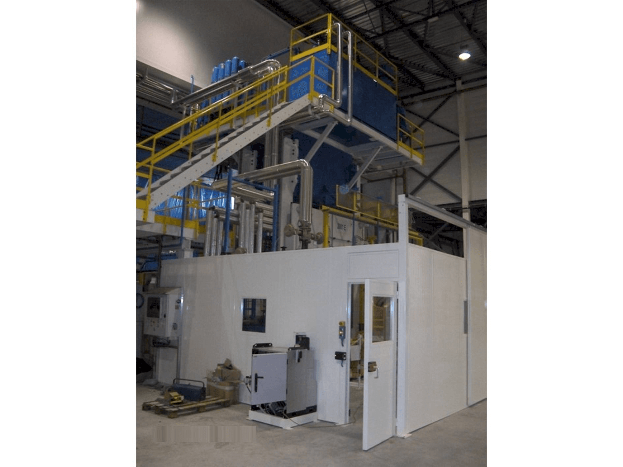 Vista Frontal da Pinette 2000 Ton máquina