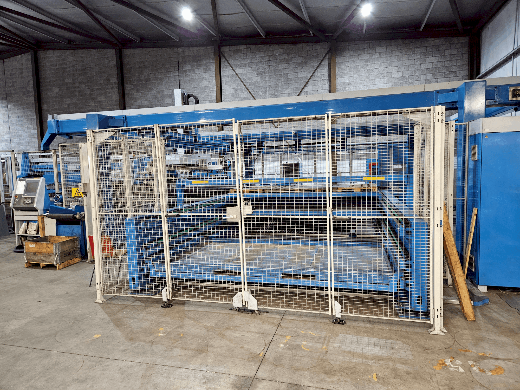 Vista Frontal da Finn-Power LSR6/LC6 máquina