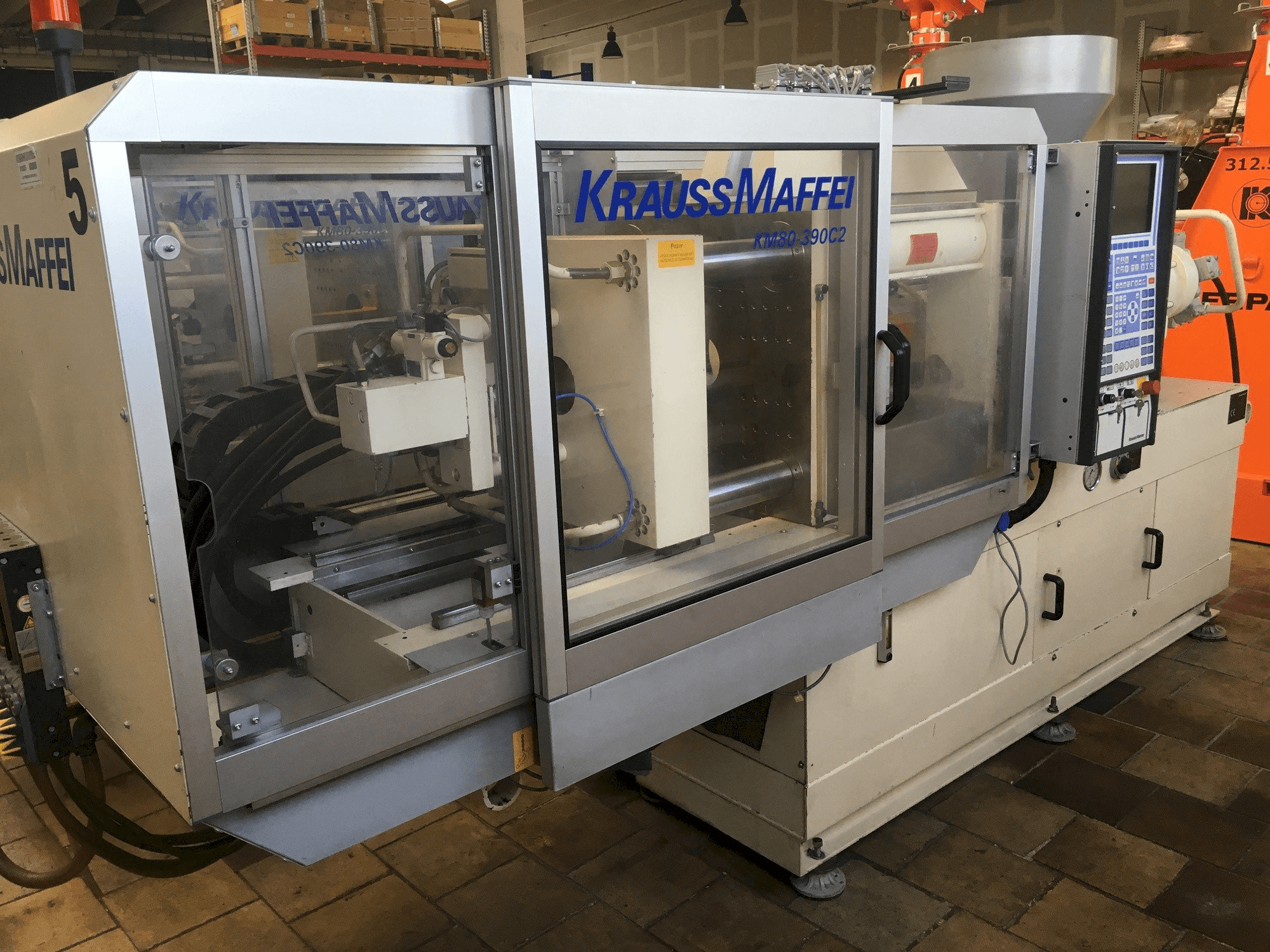 Vista Frontal da Krauss Maffei 80/390 C2 máquina