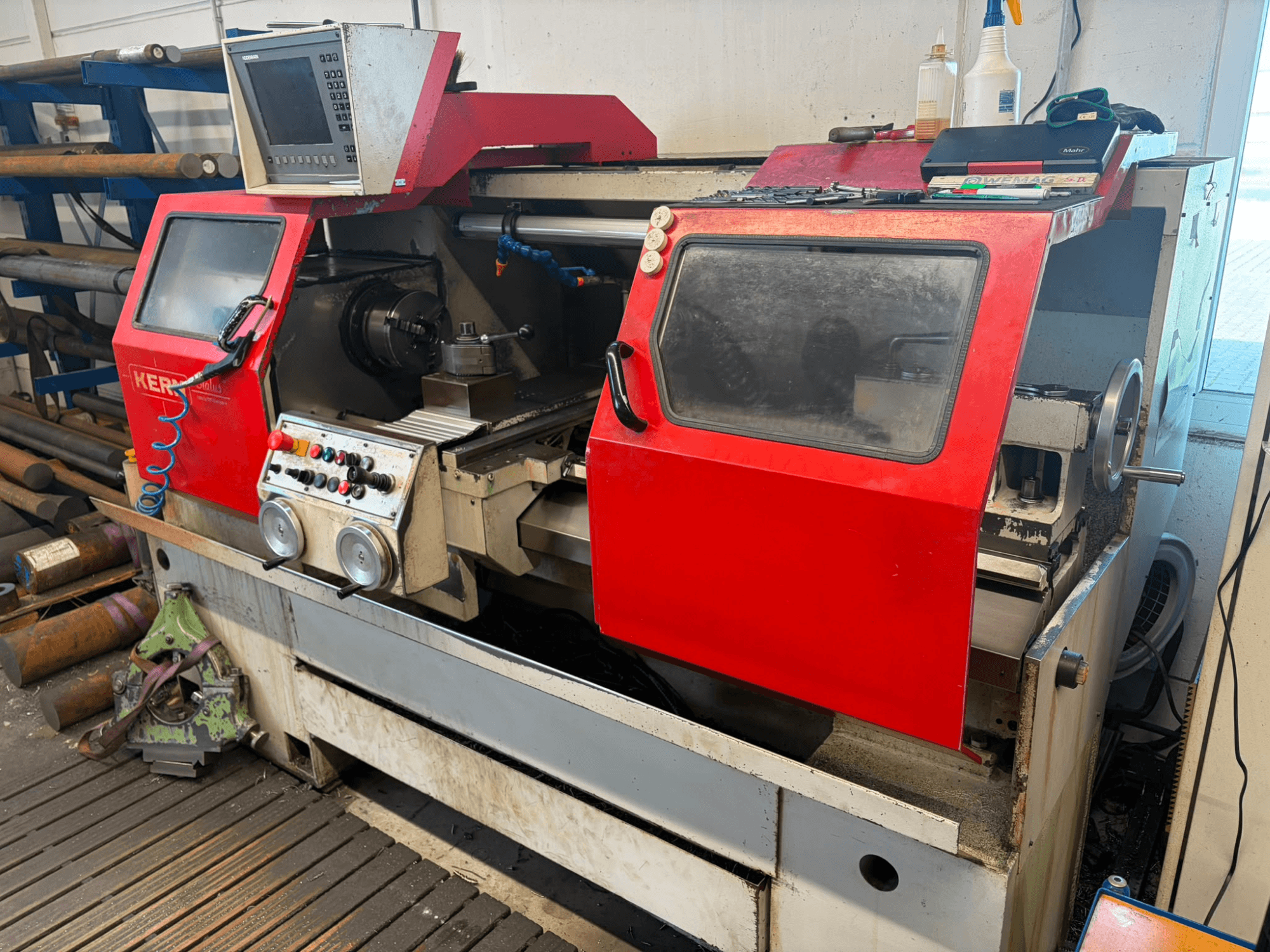 Torno horizontal KERN Status, vista frontal, com carcaça vermelha, painel de controlo e fuso visível; adequado para o trabalho em metal.