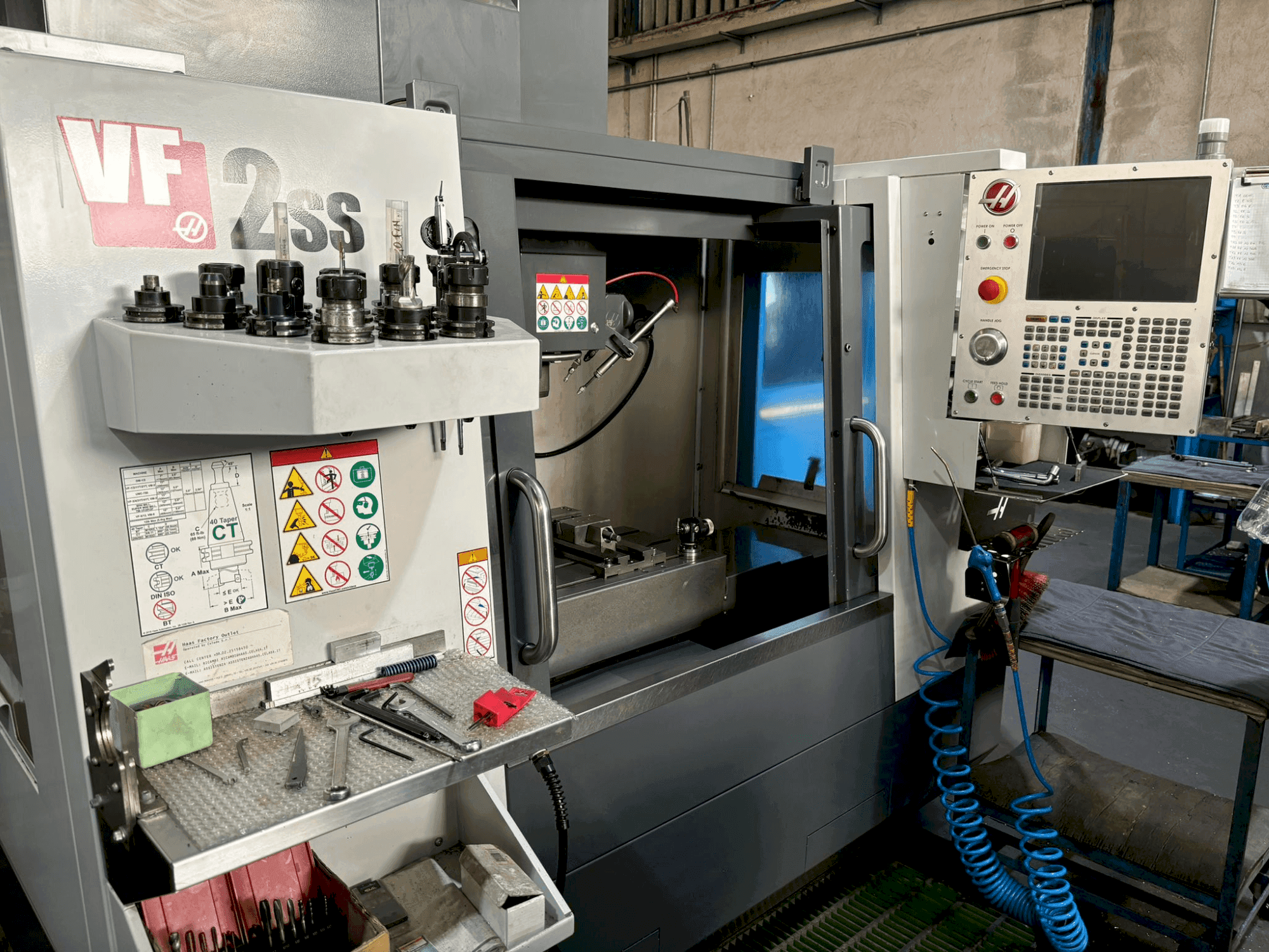 Vista Frontal da HAAS VF-2SS máquina