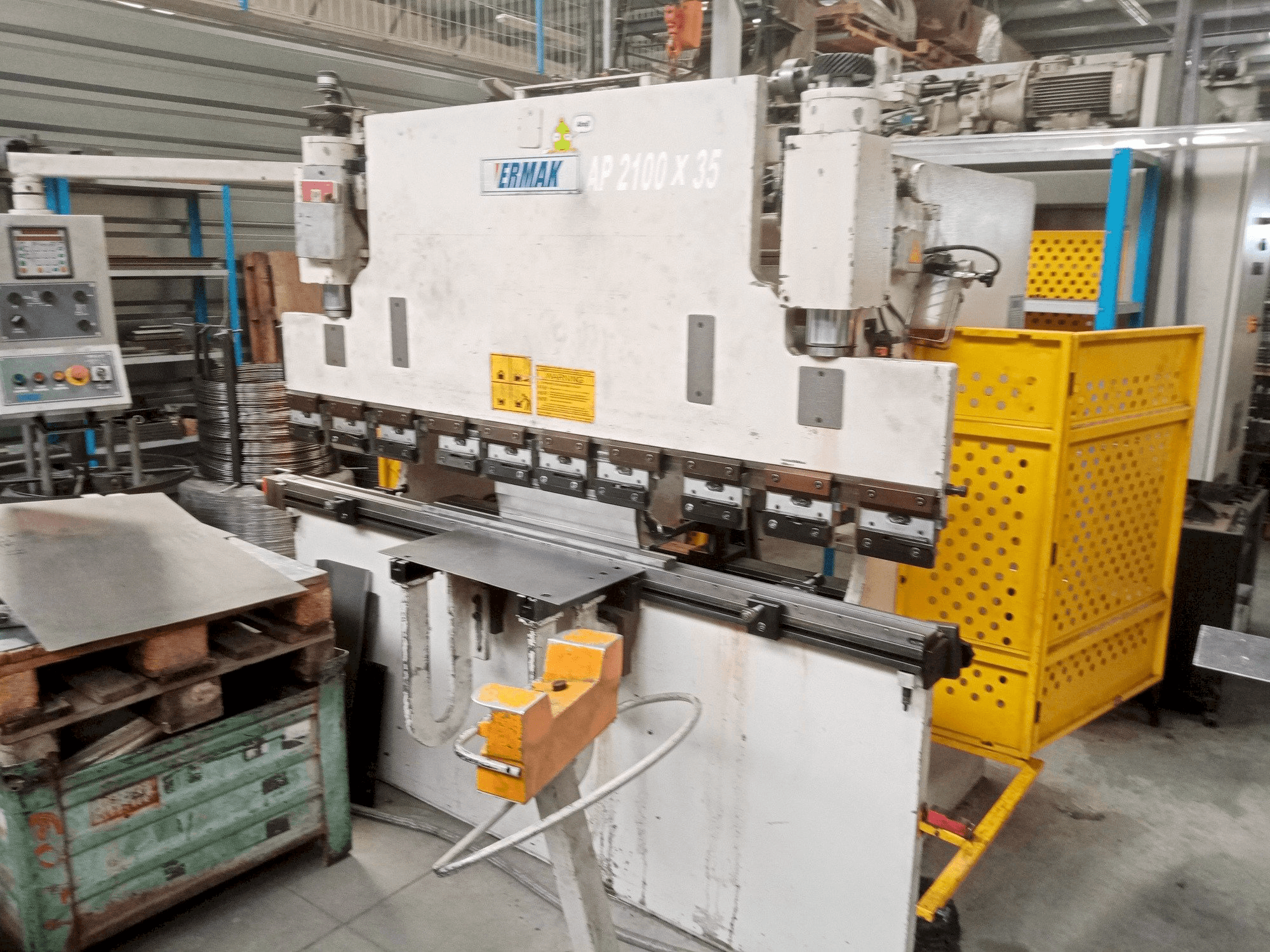 Vista Frontal da ERMAKSAN AP 2100-35 máquina