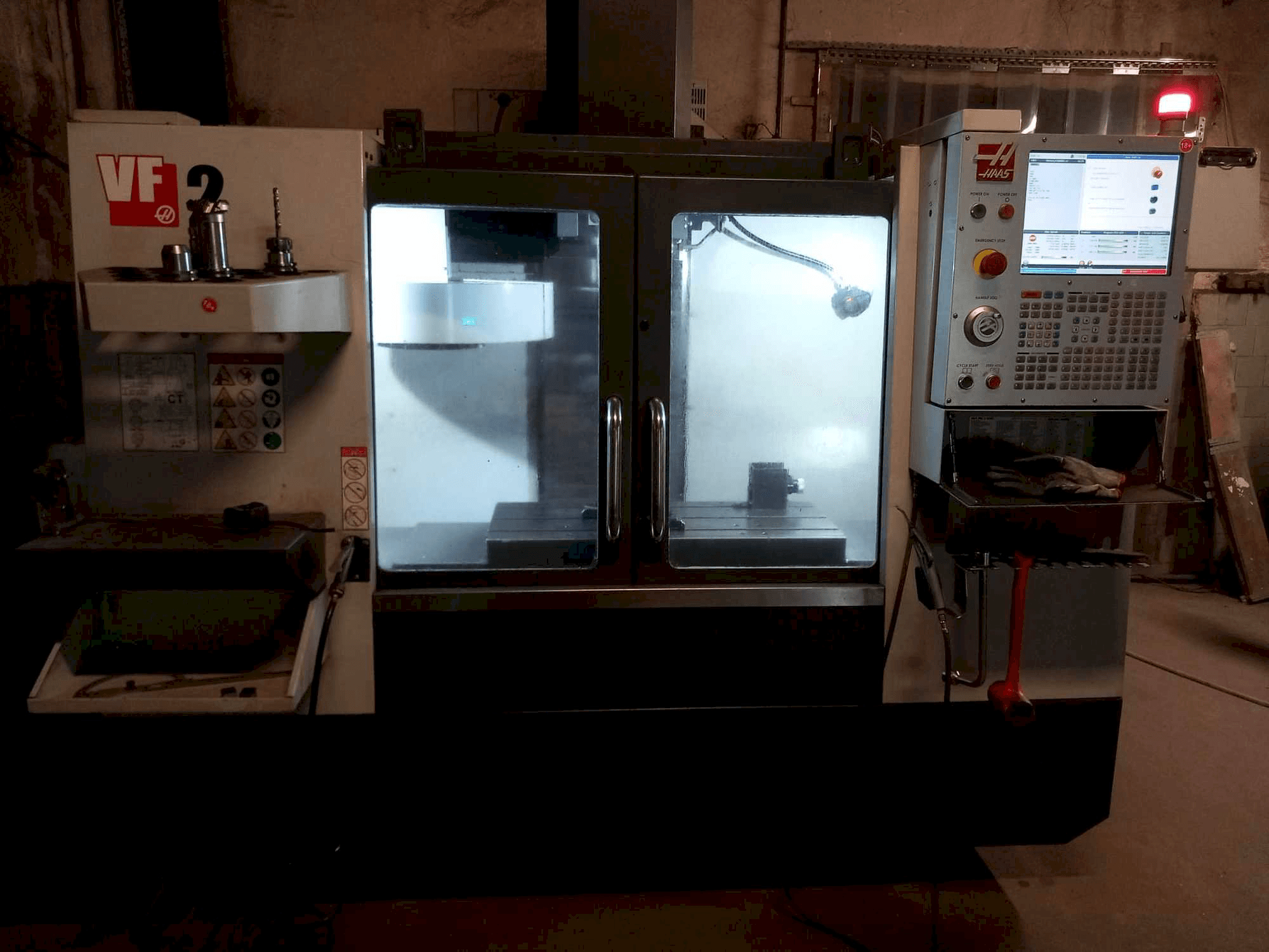 Vista Frontal da HAAS VF2 máquina