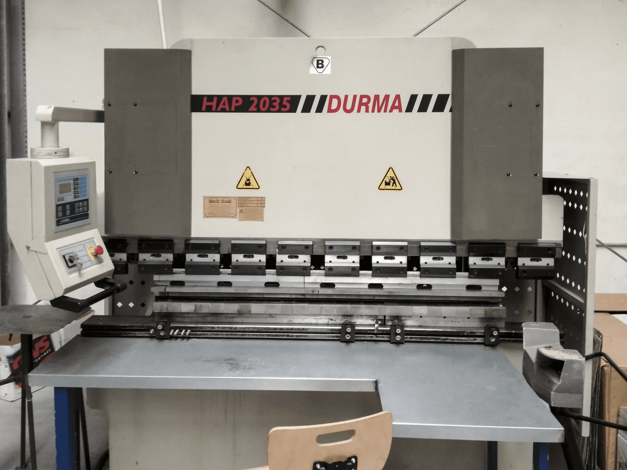 Vista Frontal da Durma HAP 2035 máquina