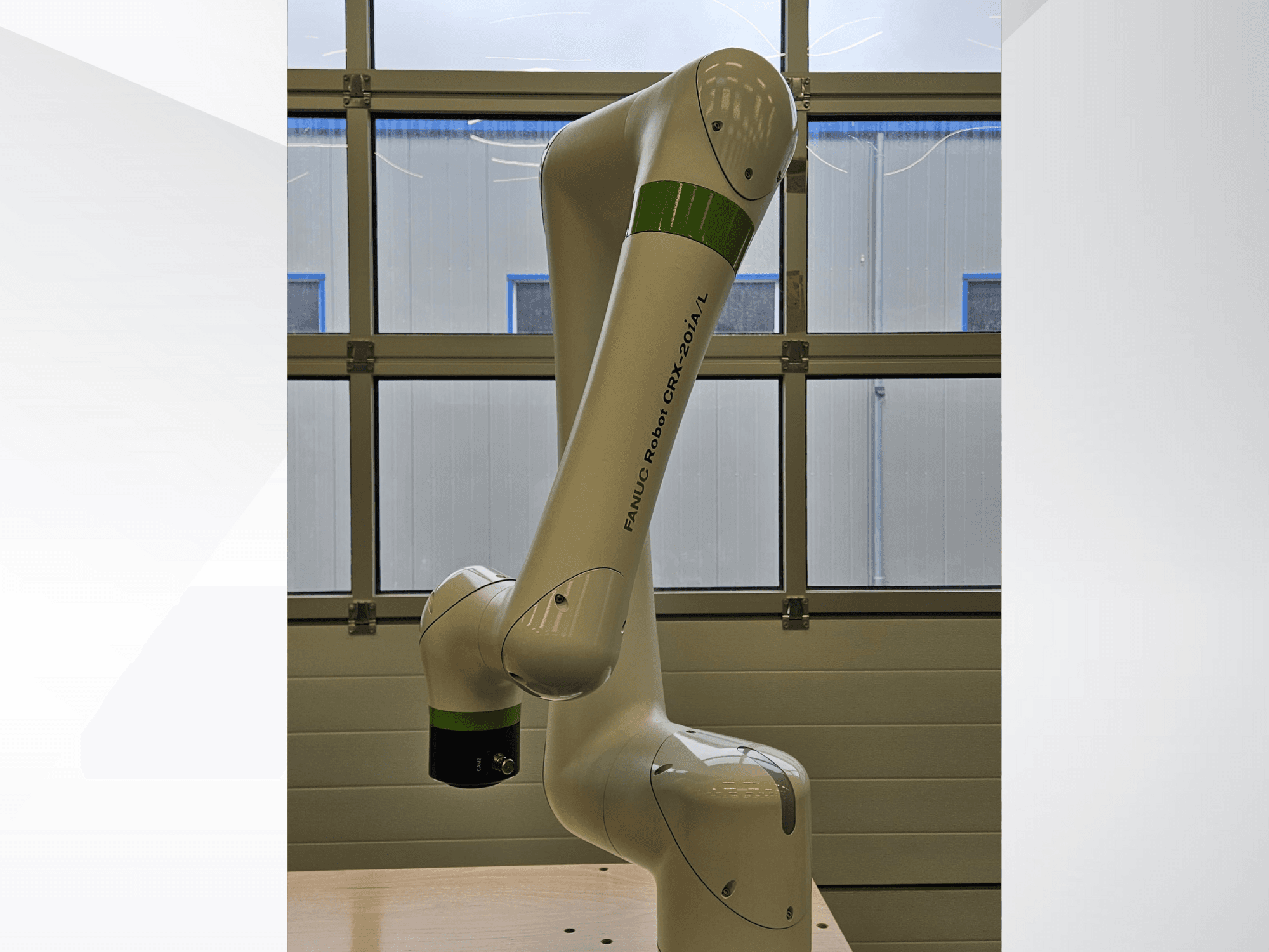FRANKA ROBOT CRX-20A/L, vista lateral, mostrando o seu braço articulado e o seu dispositivo de preensão verde e preto.
