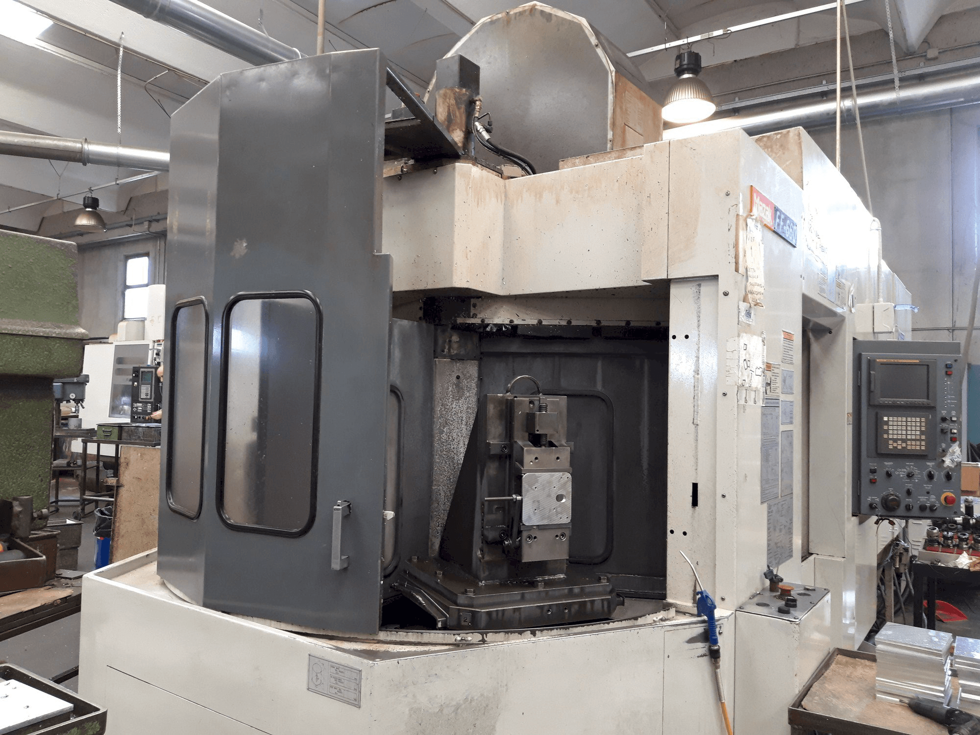 Vista Frontal da Mazak FF-660 máquina