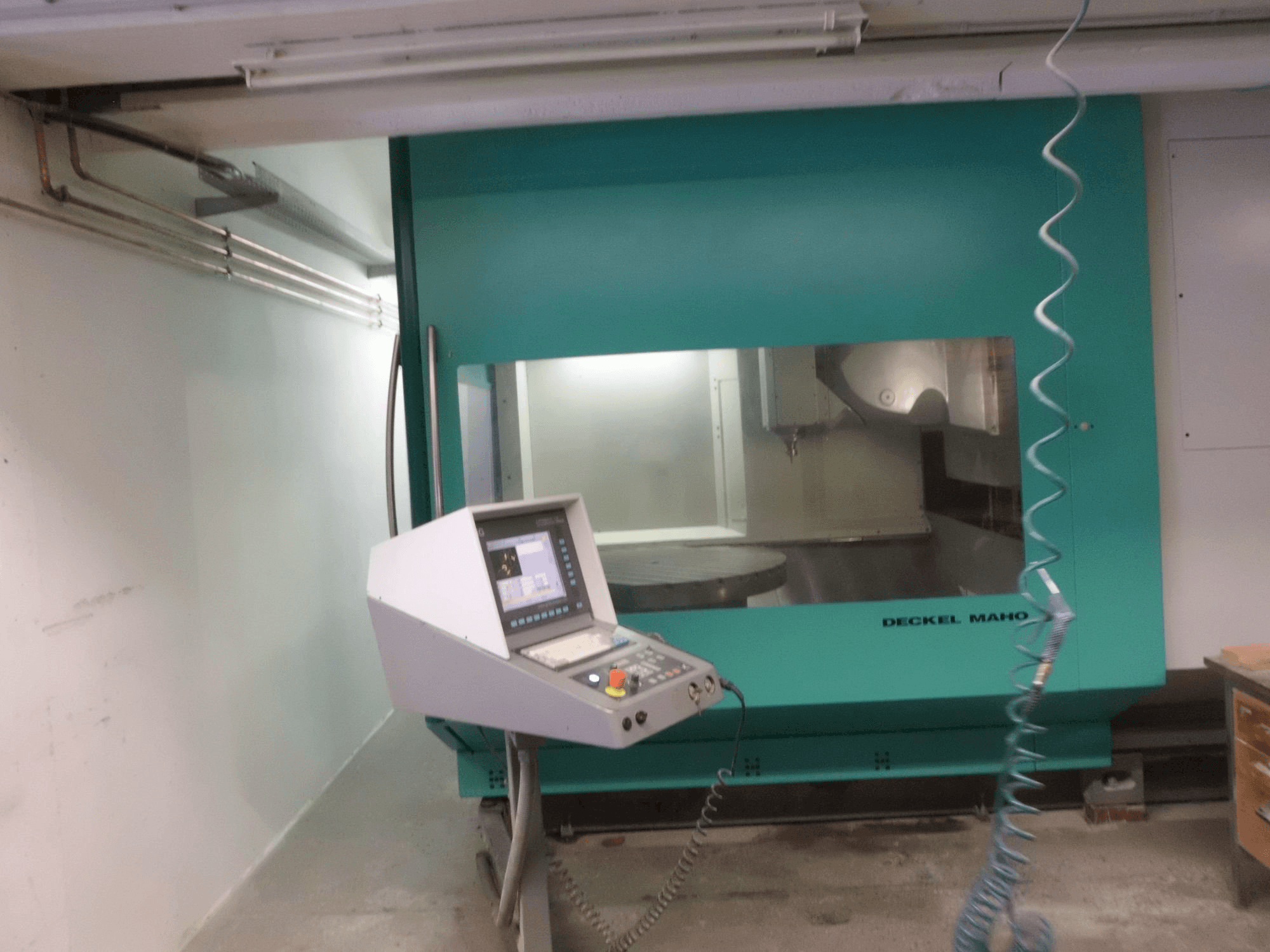 Vista Frontal da DECKEL MAHO DMU 125 P máquina