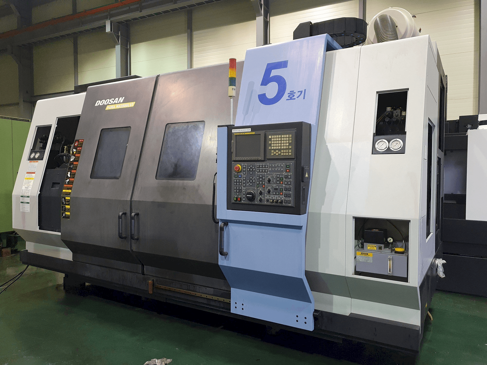 Vista Frontal da Doosan Puma MX2500LST máquina