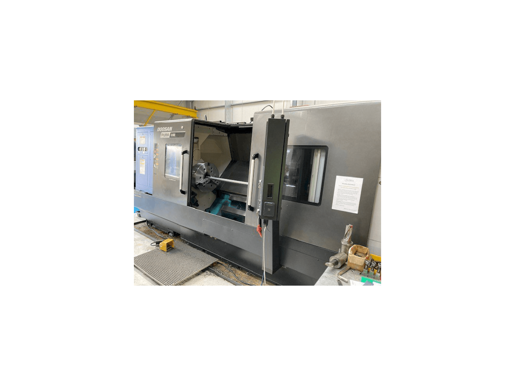 Vista Frontal da Doosan Puma 5100LB máquina