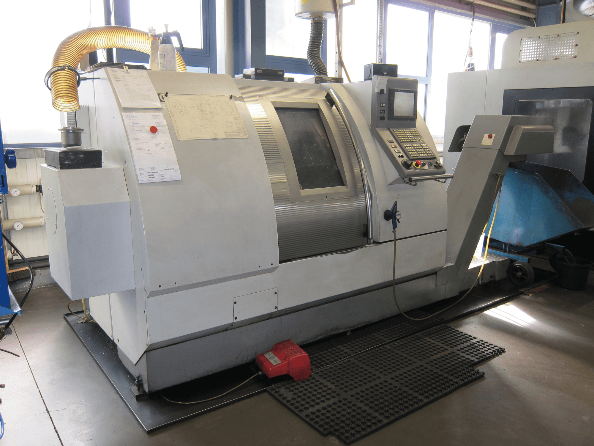 Gildemeister CTX 400 Serie 2, virador horizontal, vista lateral, mostrando o painel de controlo e as caraterísticas operacionais.