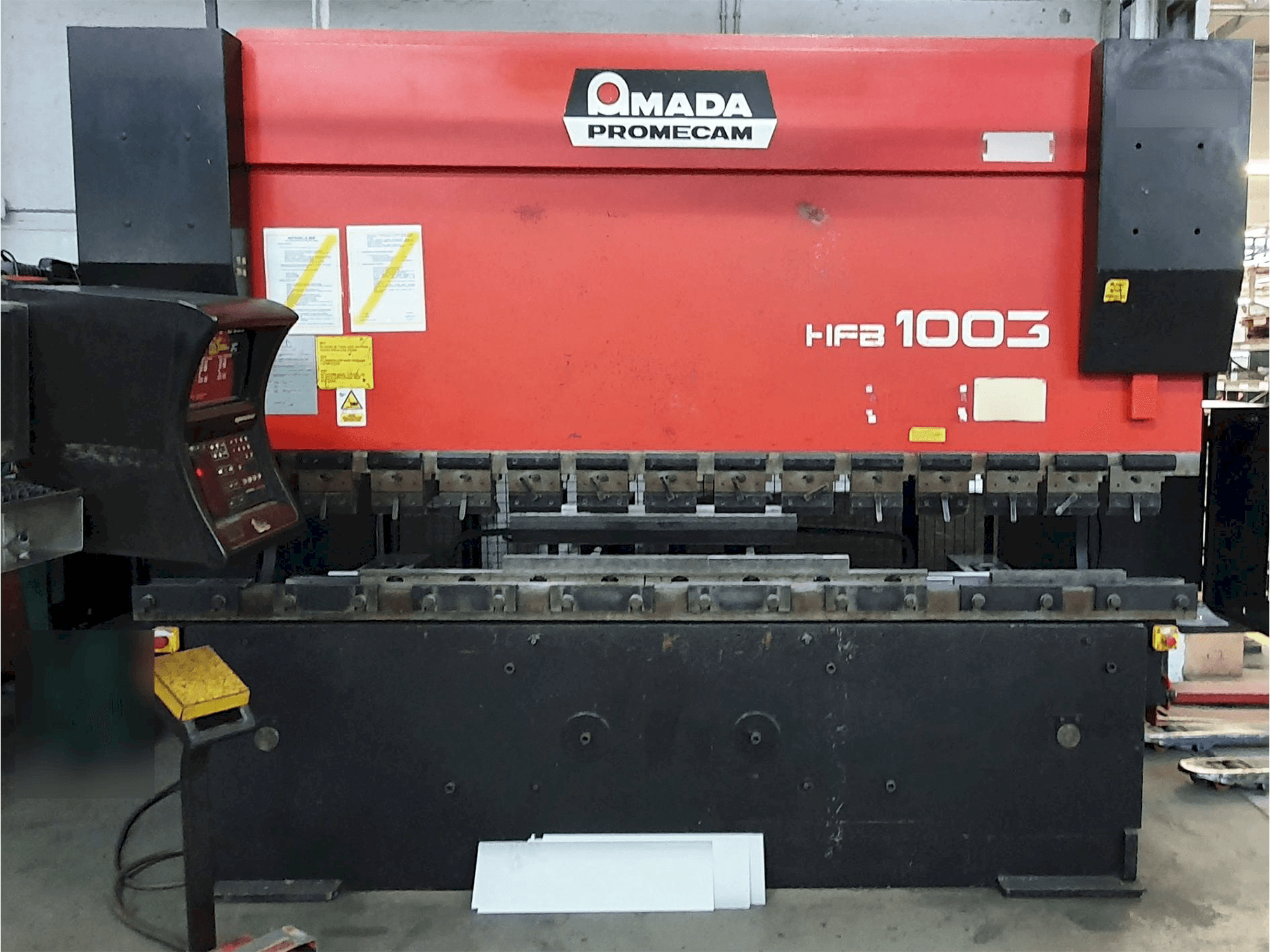 Vista Frontal da AMADA HFB 100.3 máquina