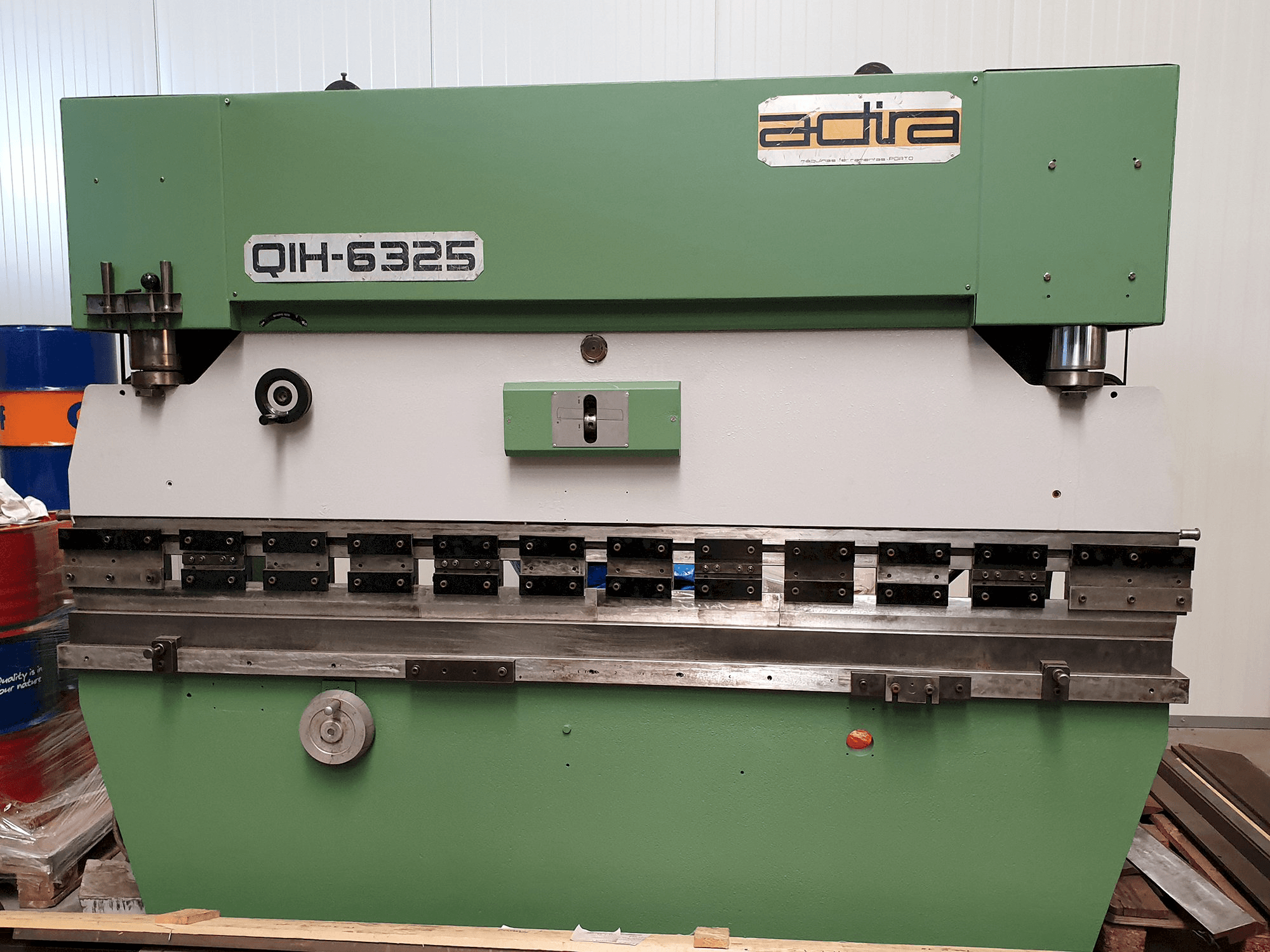 Vista Frontal da ADIRA QIH 6325 máquina