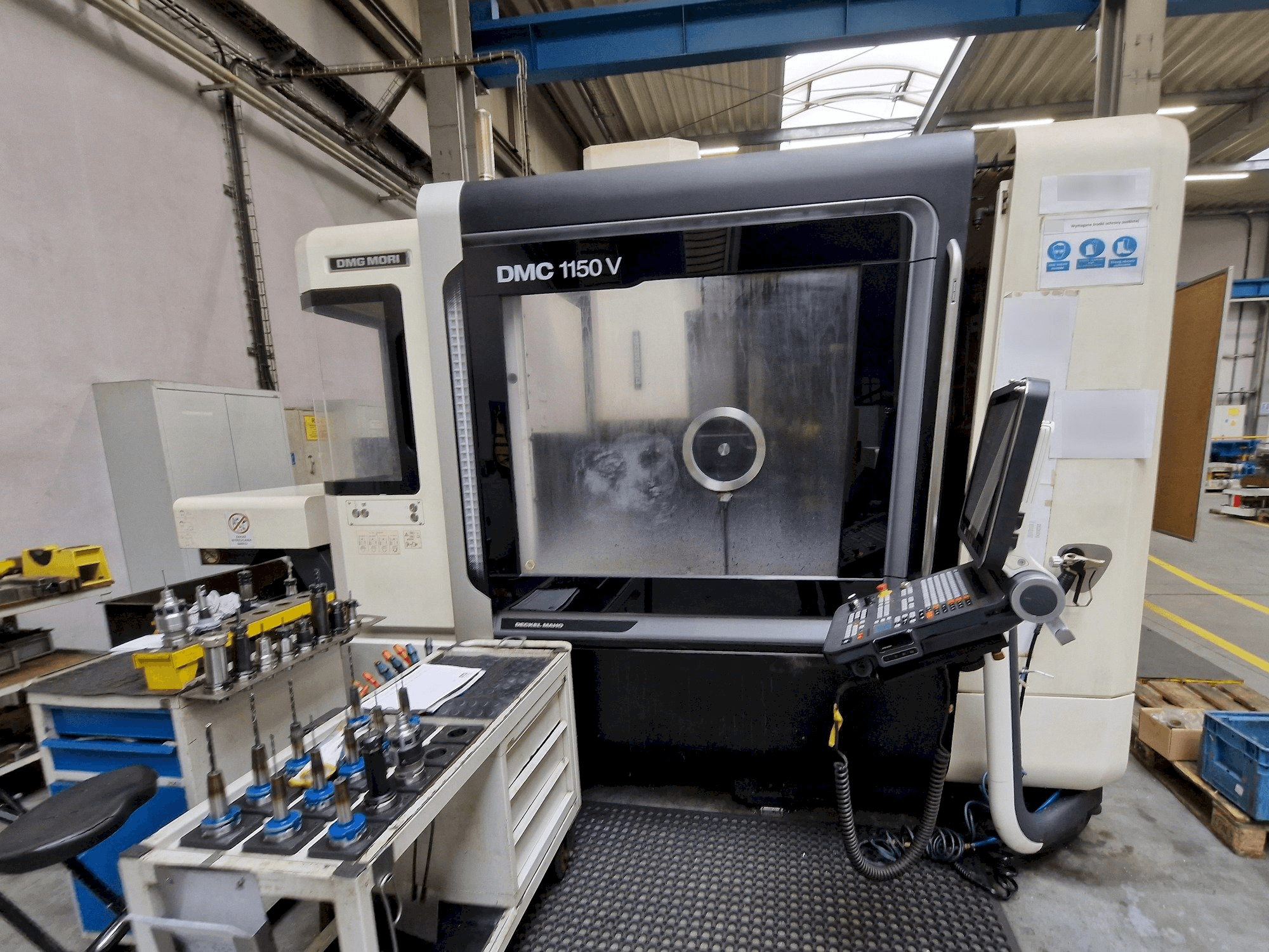 Vista Frontal da DMG MORI DMC 1150 V máquina