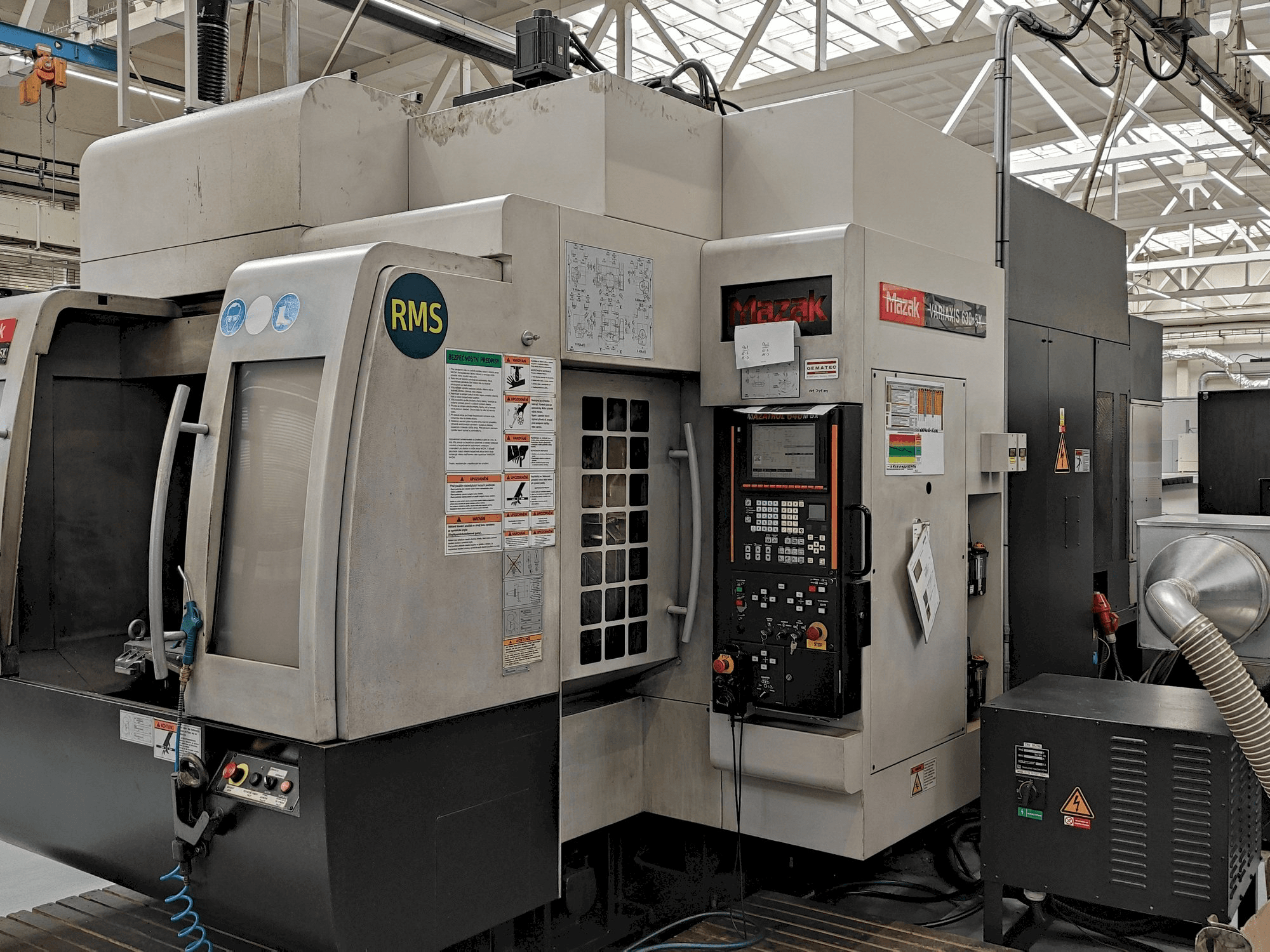 Vista Frontal da Mazak Variaxis 630-5X máquina