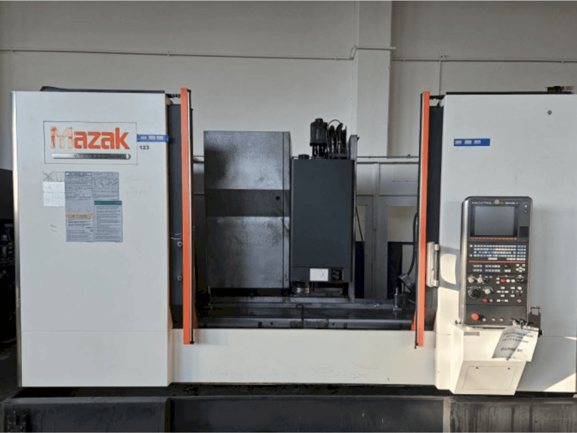 Vista Frontal da Mazak VTC-530C máquina