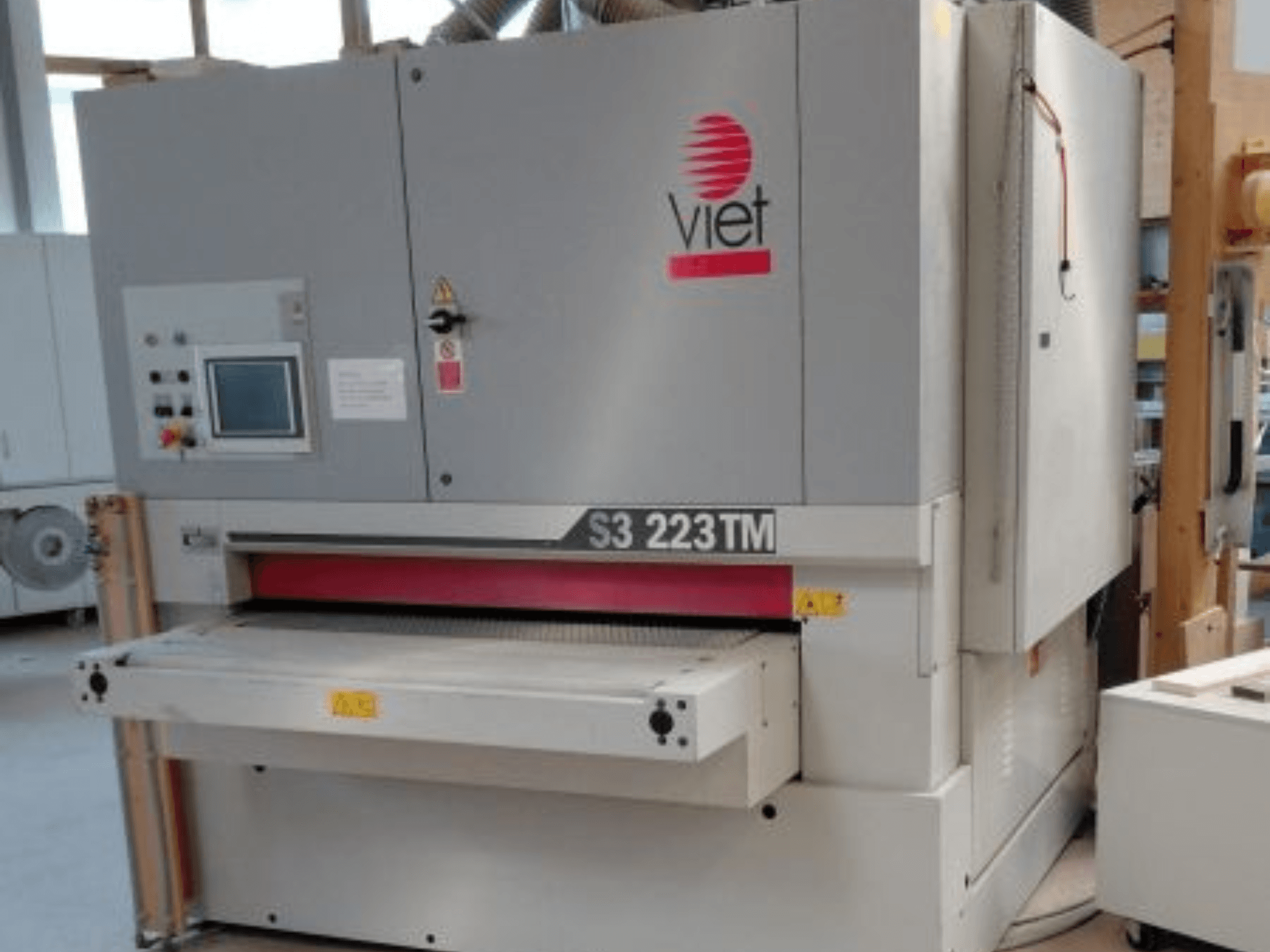 Lixadeira de cinta VIET S3 223TM vista de frente, mostrando o painel de controlo, a base de lixagem e as etiquetas de segurança.