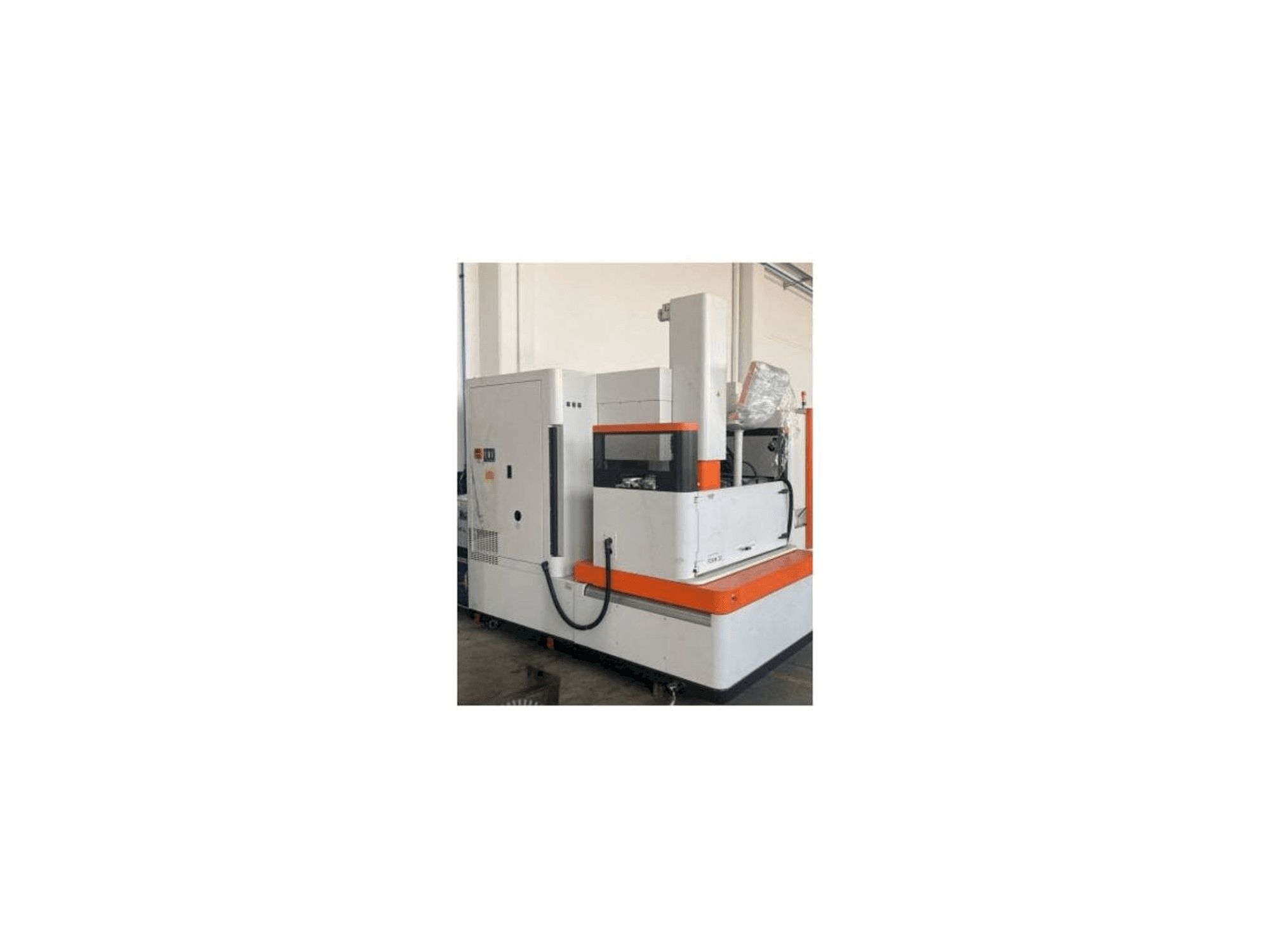 Vista Frontal da AgieCharmilles FORM 30 máquina