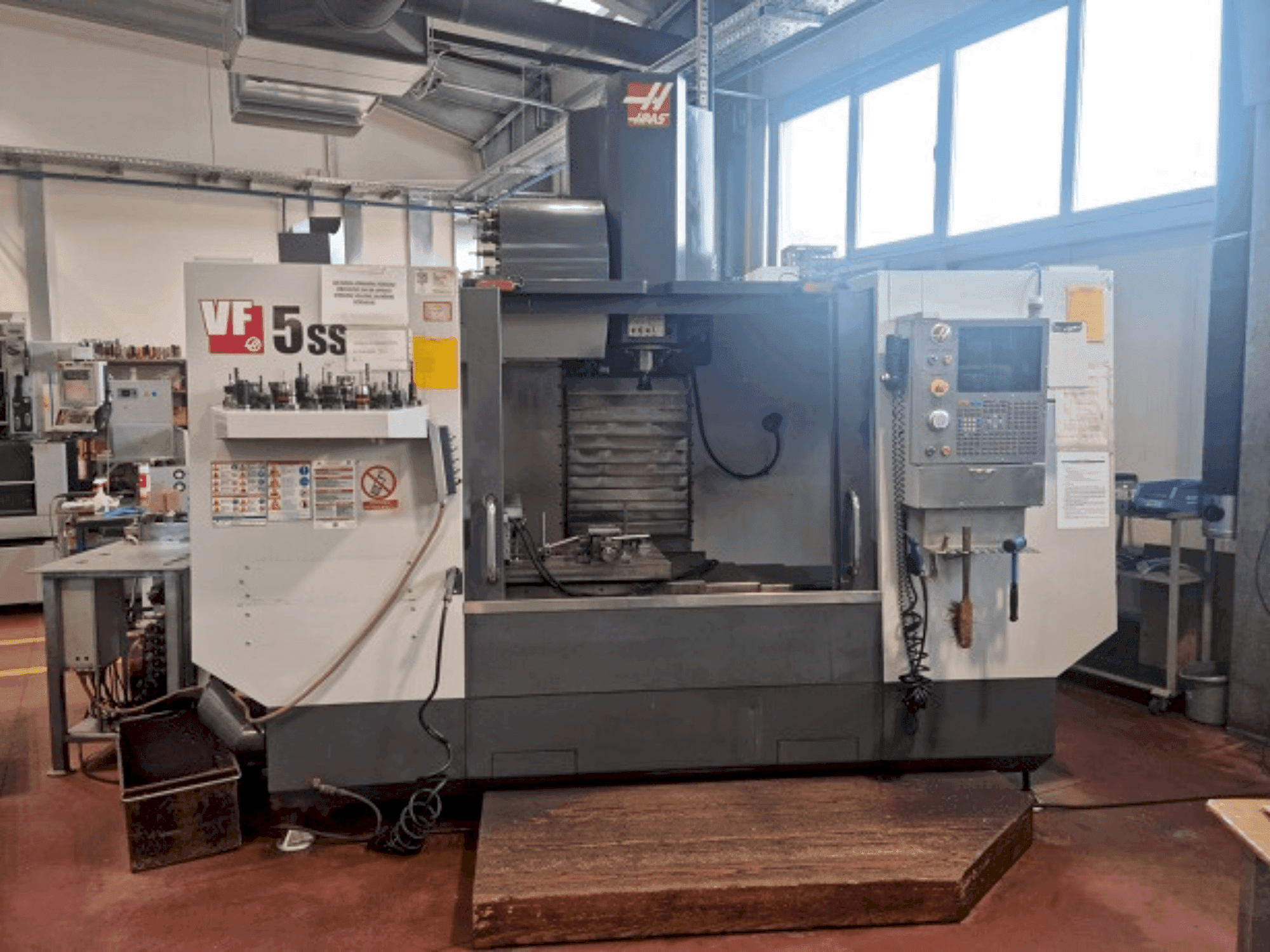 Vista Frontal da HAAS VF-5SS máquina