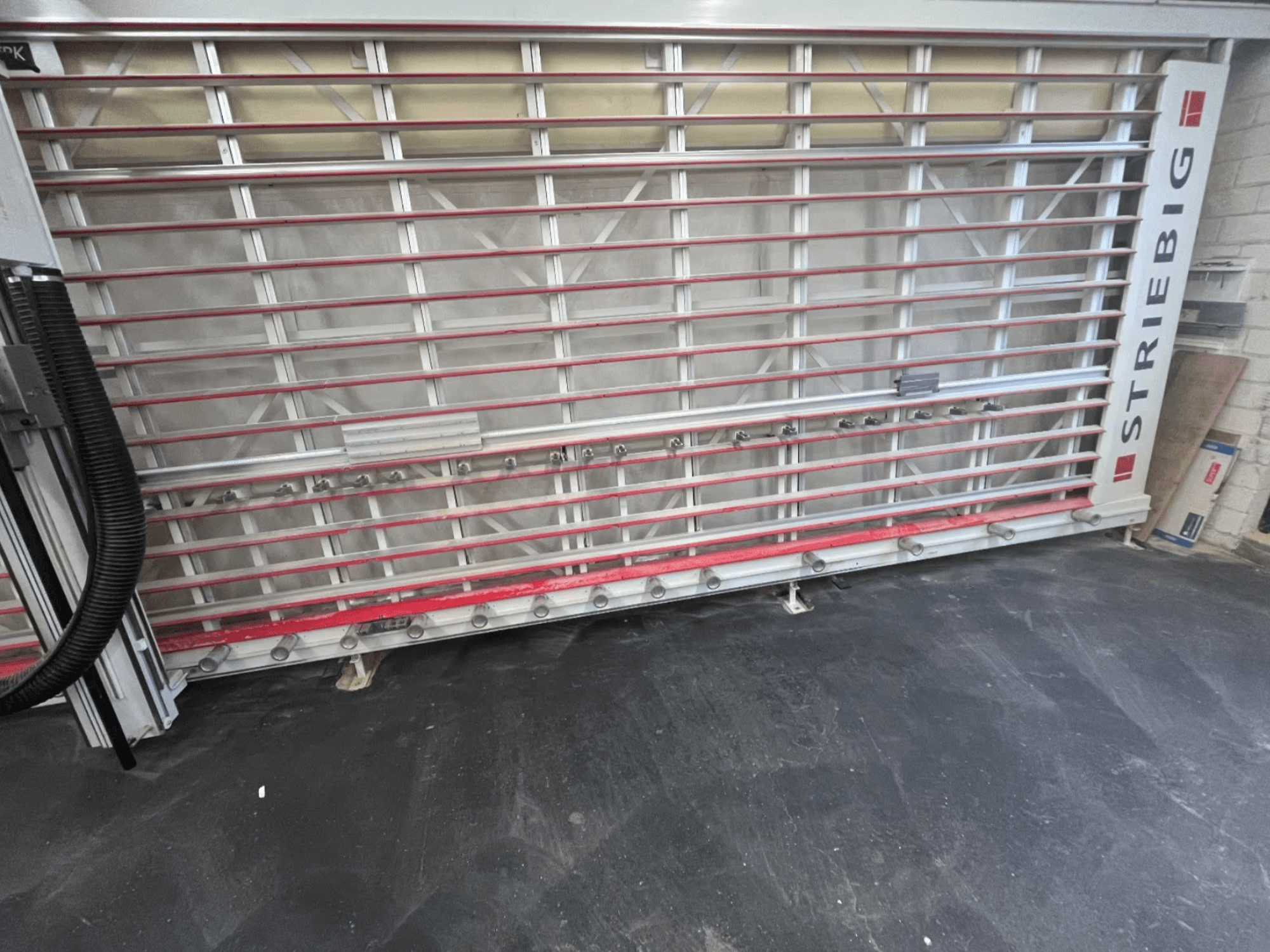 Serra de painel STRIEBIG Standart II TKR 6220A vista de frente; apresenta uma estrutura metálica com calhas vermelhas e componentes de corte.