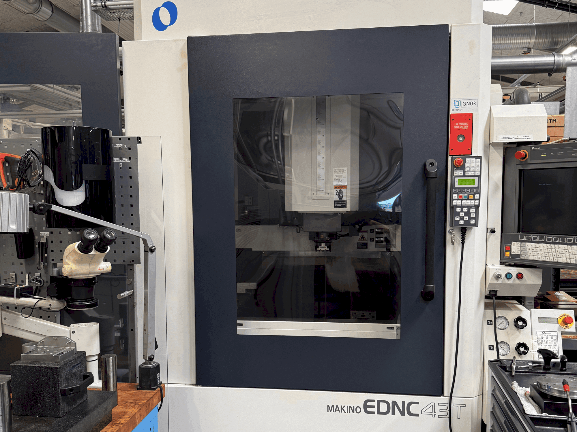 Vista Frontal da Makino EDNC 43T incl. Erowa Robot 120 pcs máquina