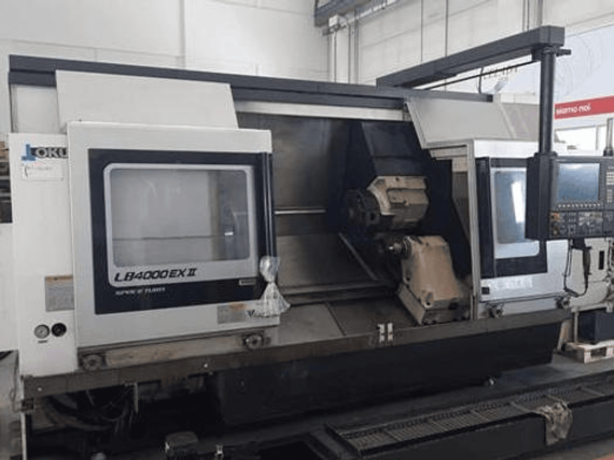 LATHES LB4000EX II da JOKI, vista frontal mostrando o painel de controlo, o fuso e a área de trabalho para maquinação de precisão.
