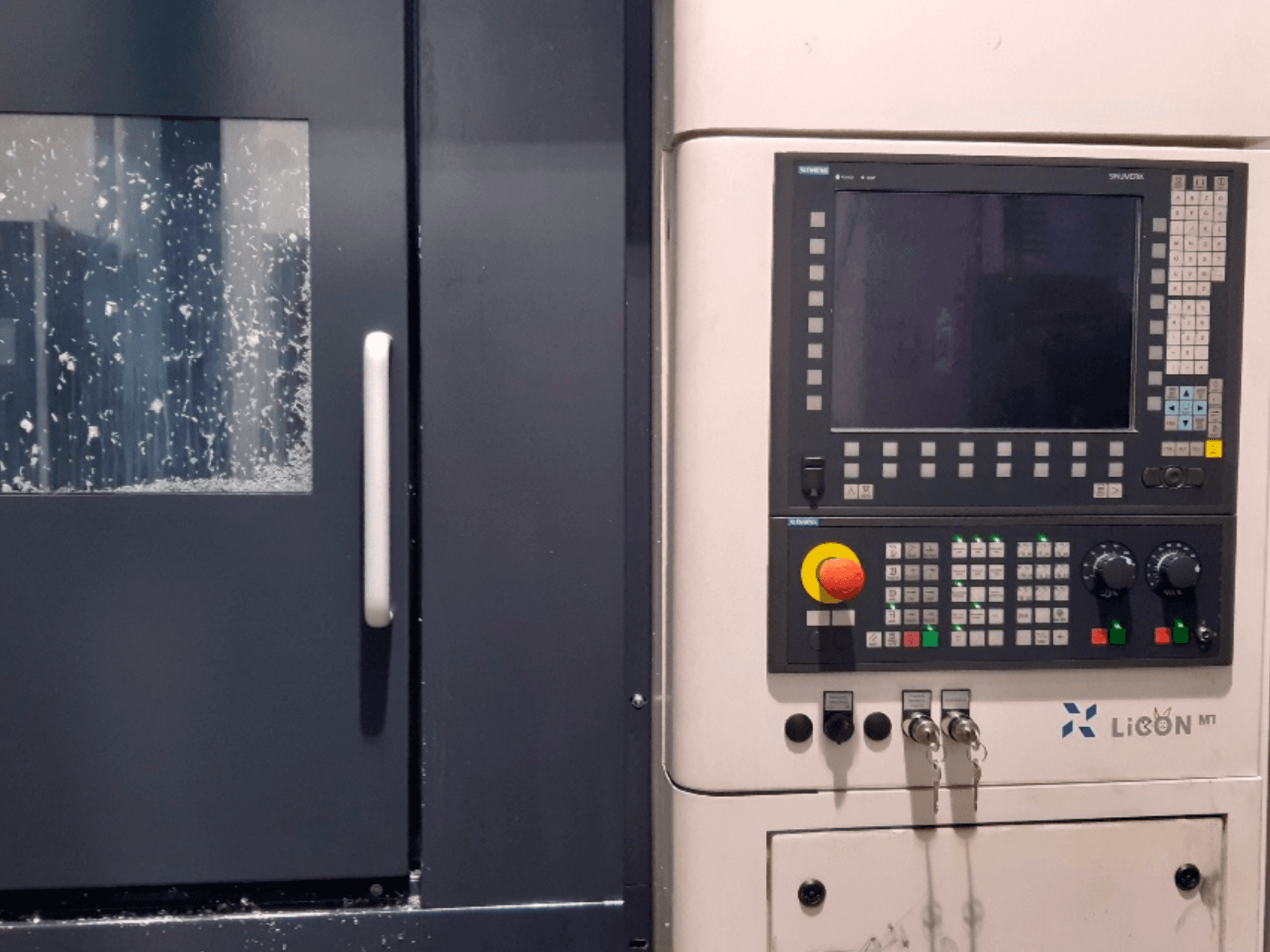 Painel de controlo do torno horizontal LICON LiFLEX II 766 i3 DT B22, vista frontal que mostra o ecrã e os comandos.