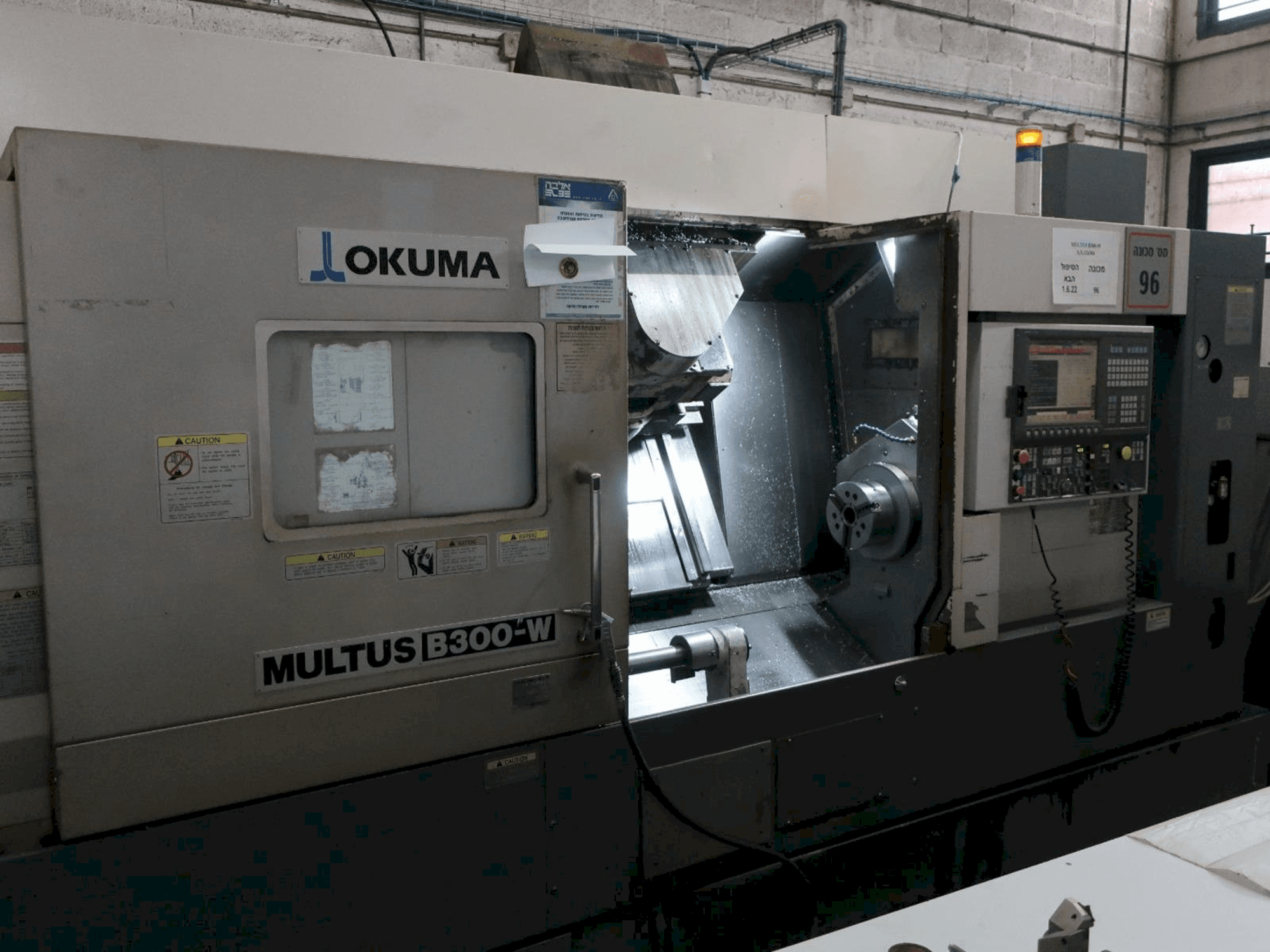 Vista Frontal da Okuma MULTUS B300-W máquina