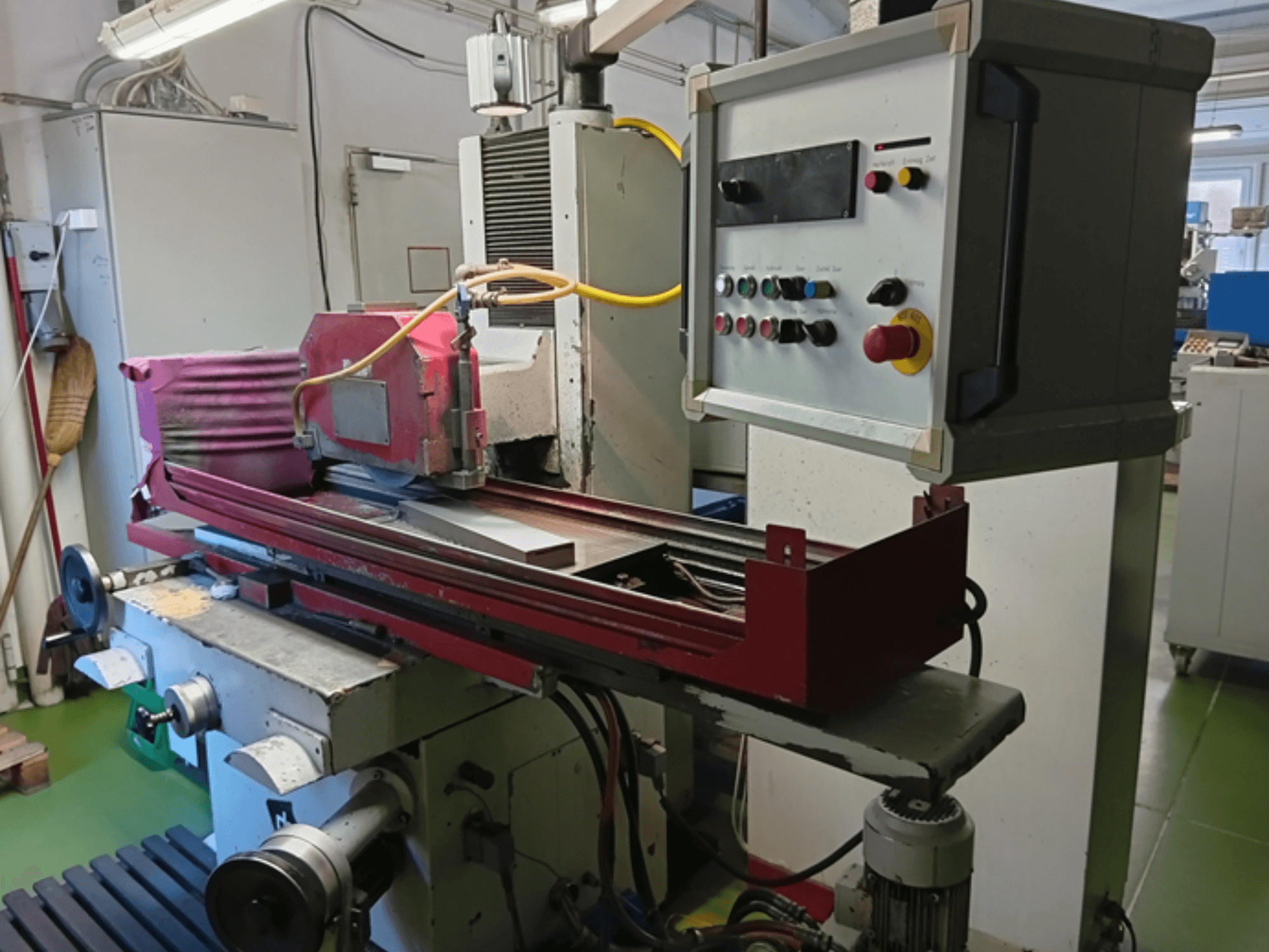 Máquina de retificação de superfícies DEGEN FS-S3060, vista frontal mostrando a mó, o painel de controlo e a configuração da mesa de trabalho.