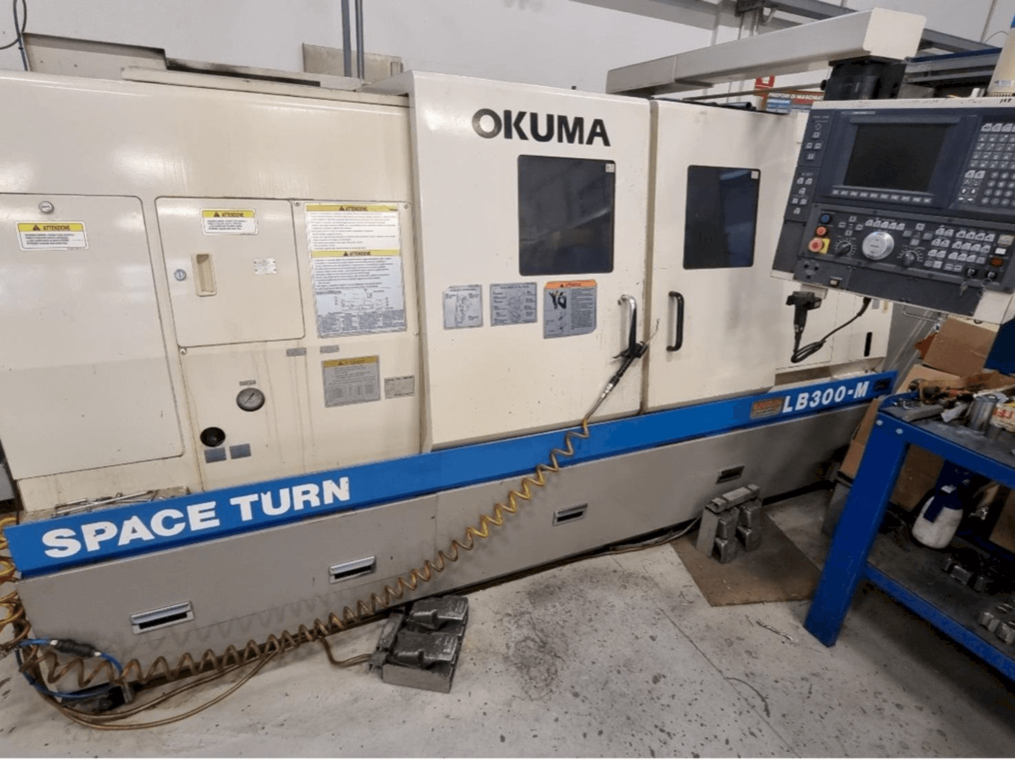 Vista Frontal da Okuma LB 300M máquina
