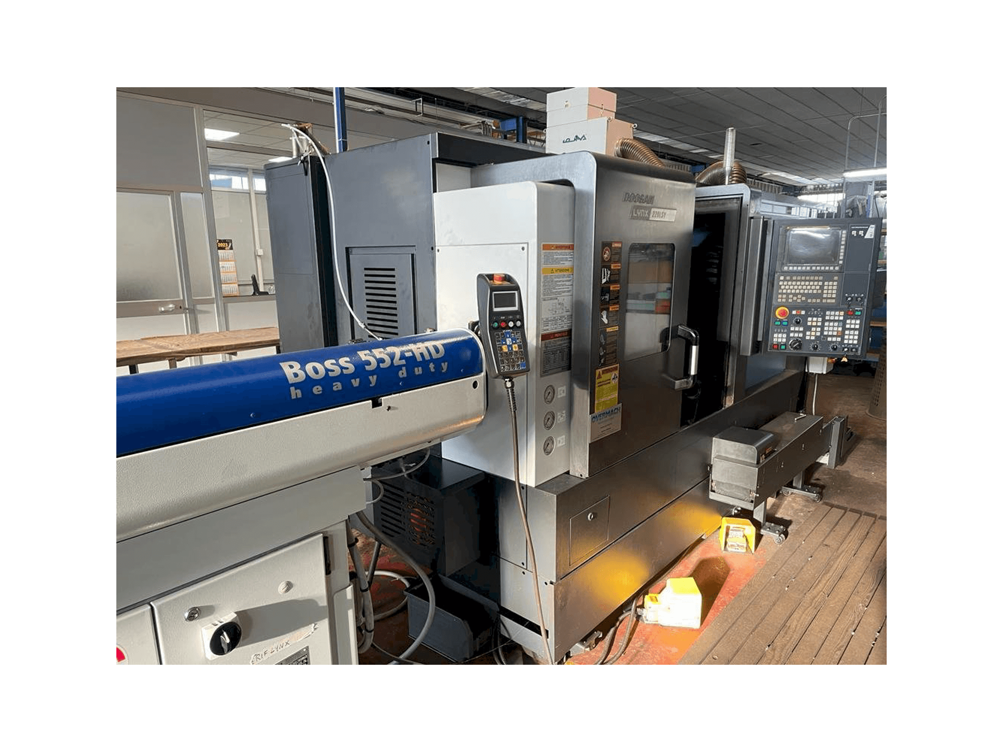 Vista Frontal da Doosan LYNX 220LSY máquina