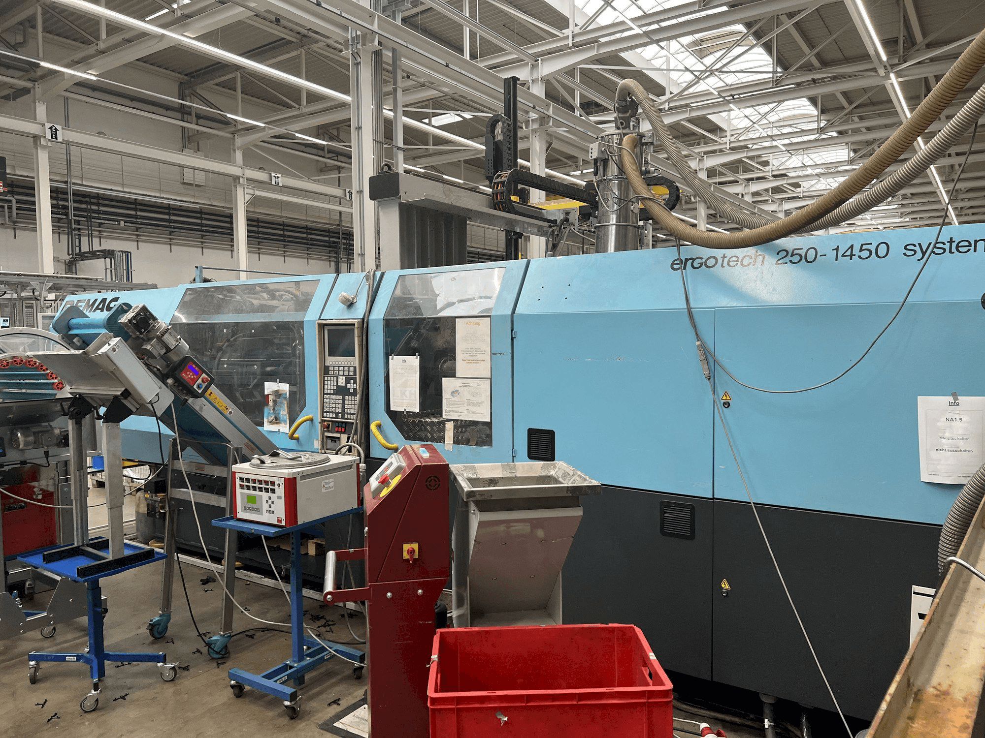 Vista Lateral Direita da DEMAG 250-1450 máquina