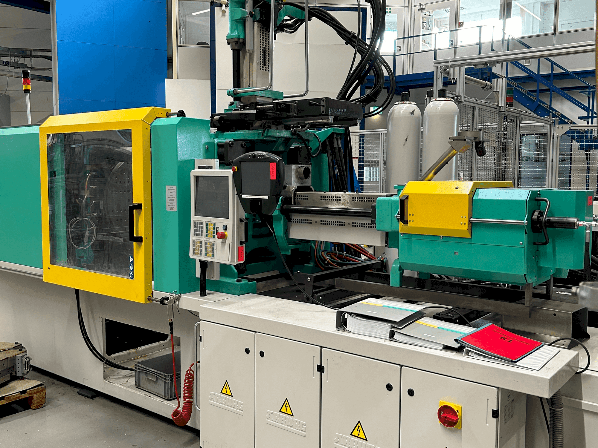 Vista Frontal da Arburg 570S 2200-400/170 máquina