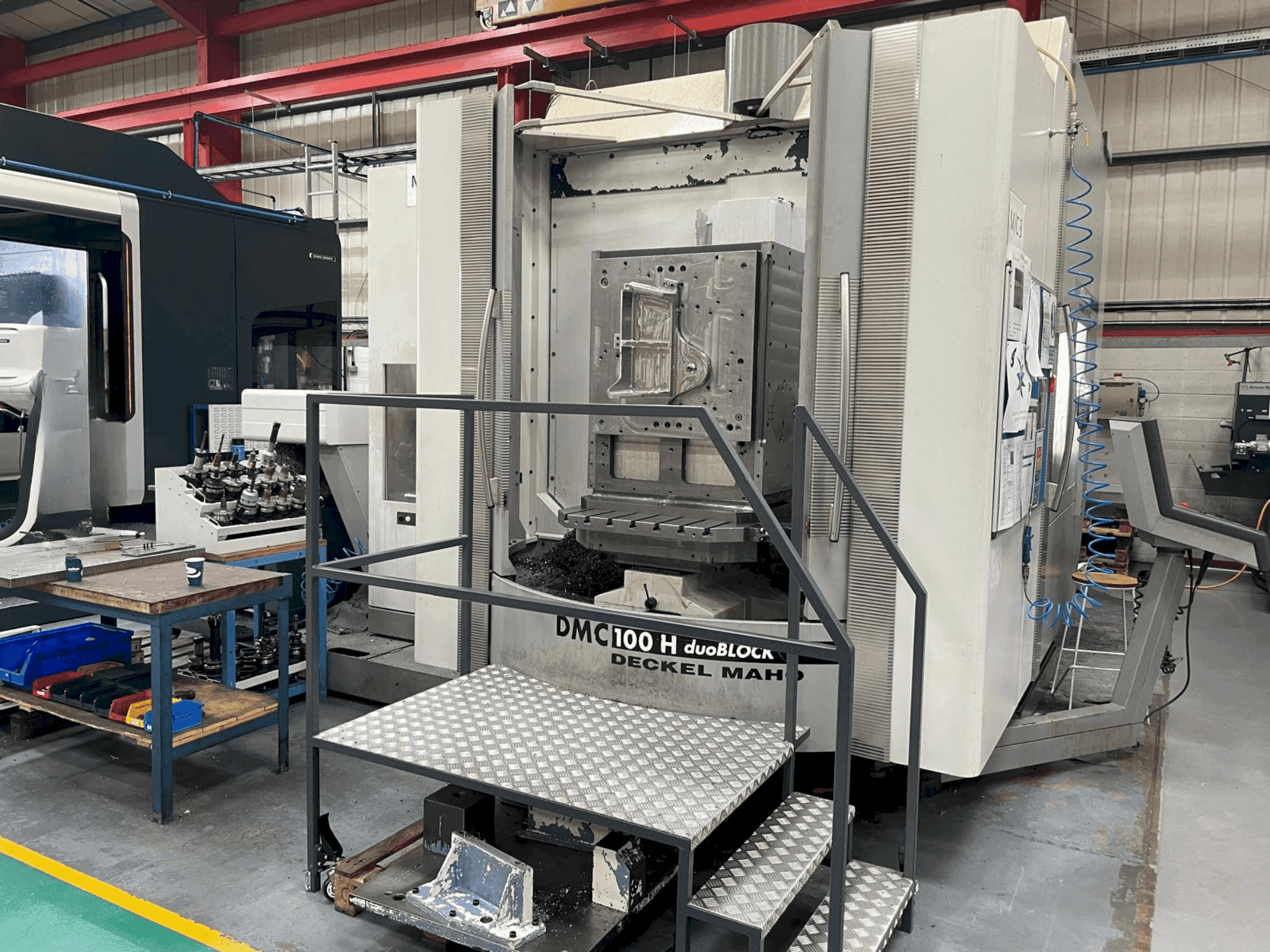 Vista Frontal da DMG DECKEL MAHO DMC 100H duoBLOCK máquina