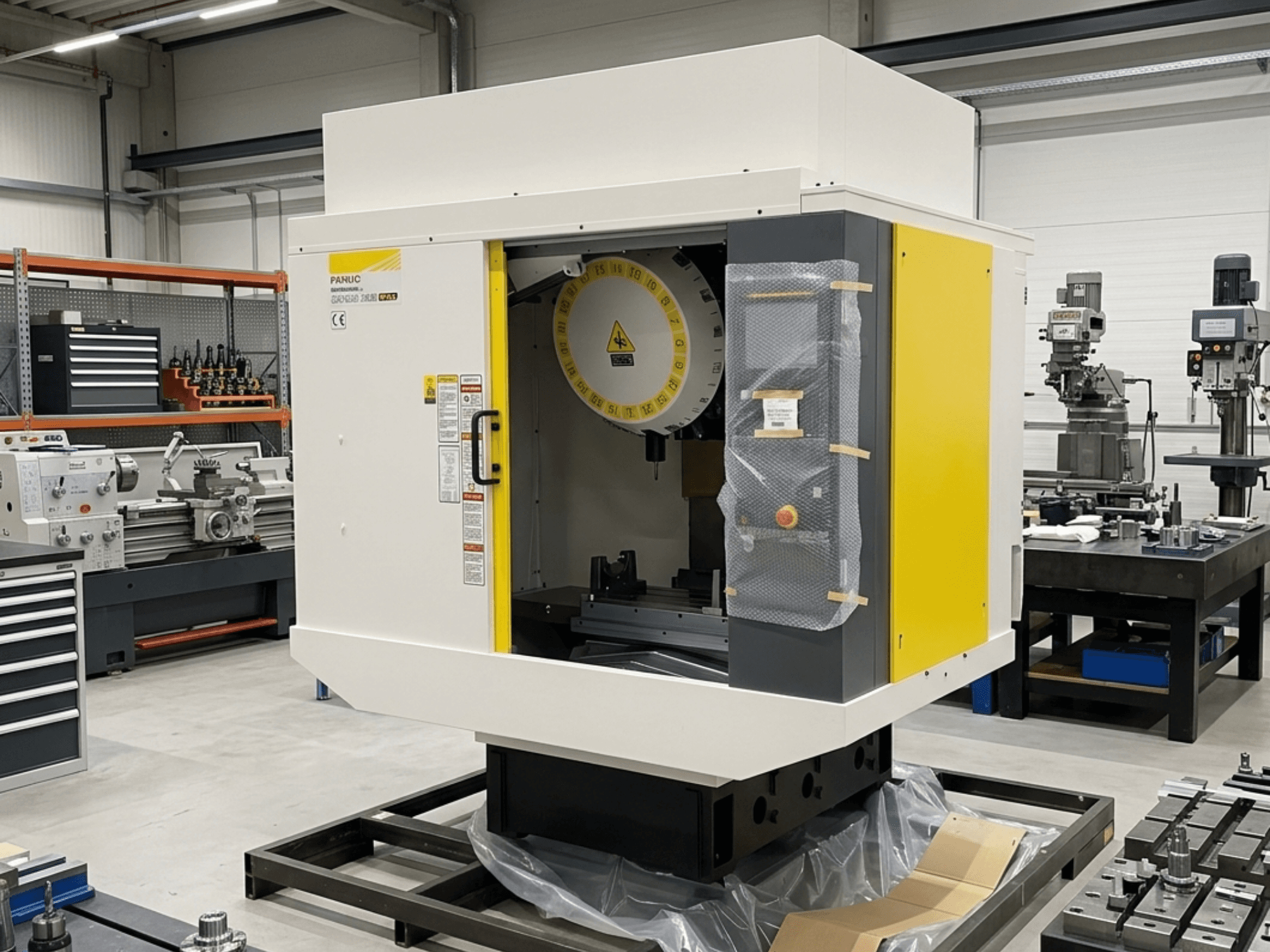 Centro de maquinação vertical FANUC Robodrill Alpha D21LIB5 Plus em vista lateral, mostrando o painel de controlo e a área de trabalho.
