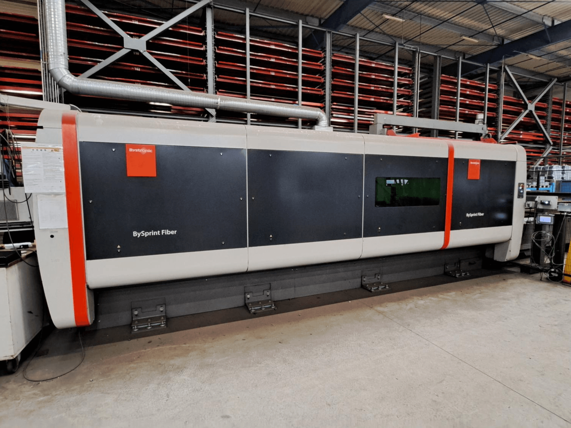 Máquina de corte a laser de fibra BySprint Fiber 4020 da Bystronic, vista frontal numa oficina com as caraterísticas de segurança visíveis.