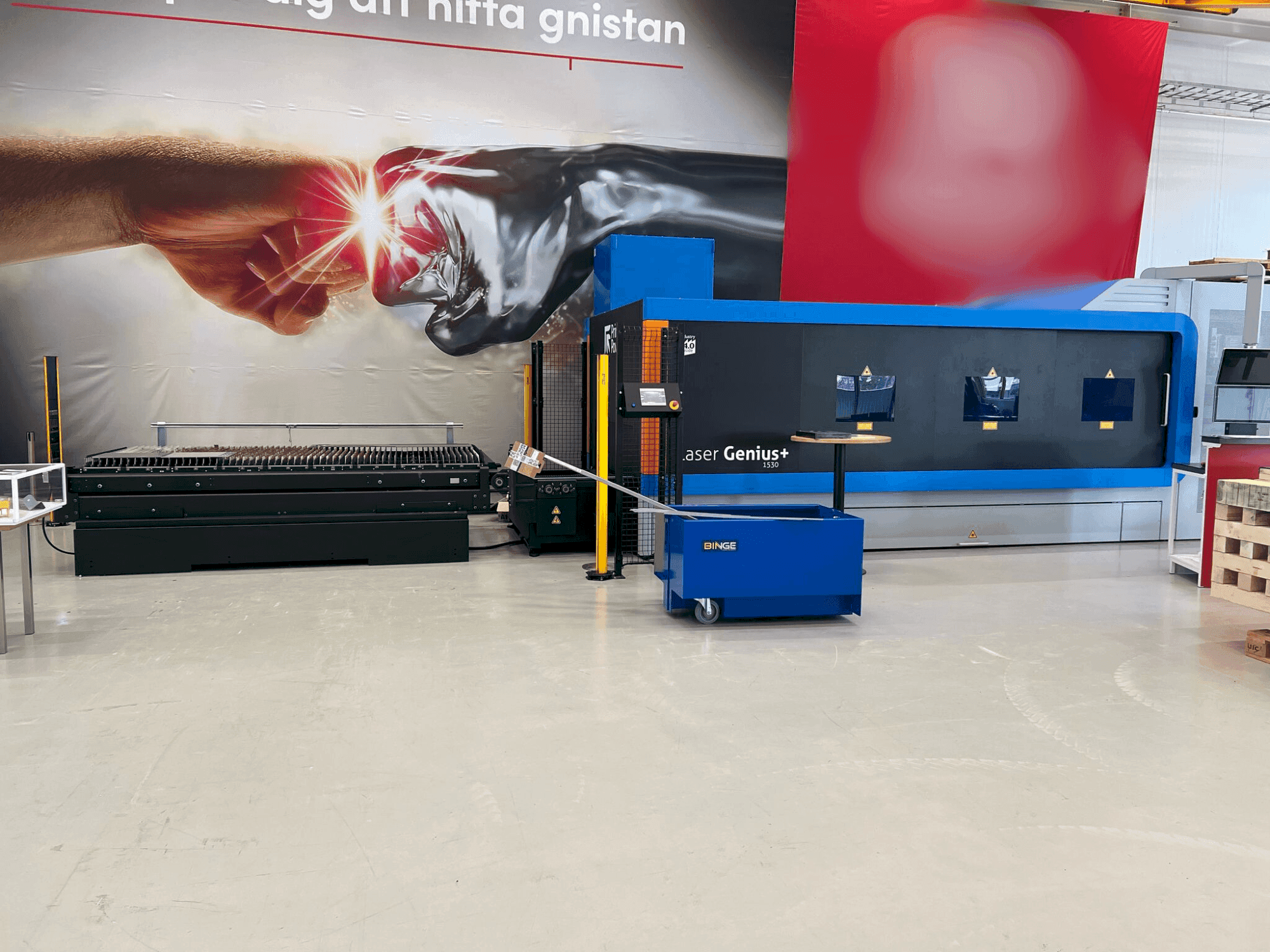 Vista Frontal da Prima Power Laser Genius + 1530 máquina