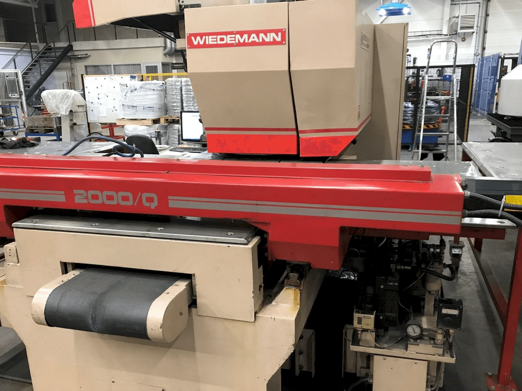 Vista Frontal da MURATA Wiedemann 2000/Q máquina